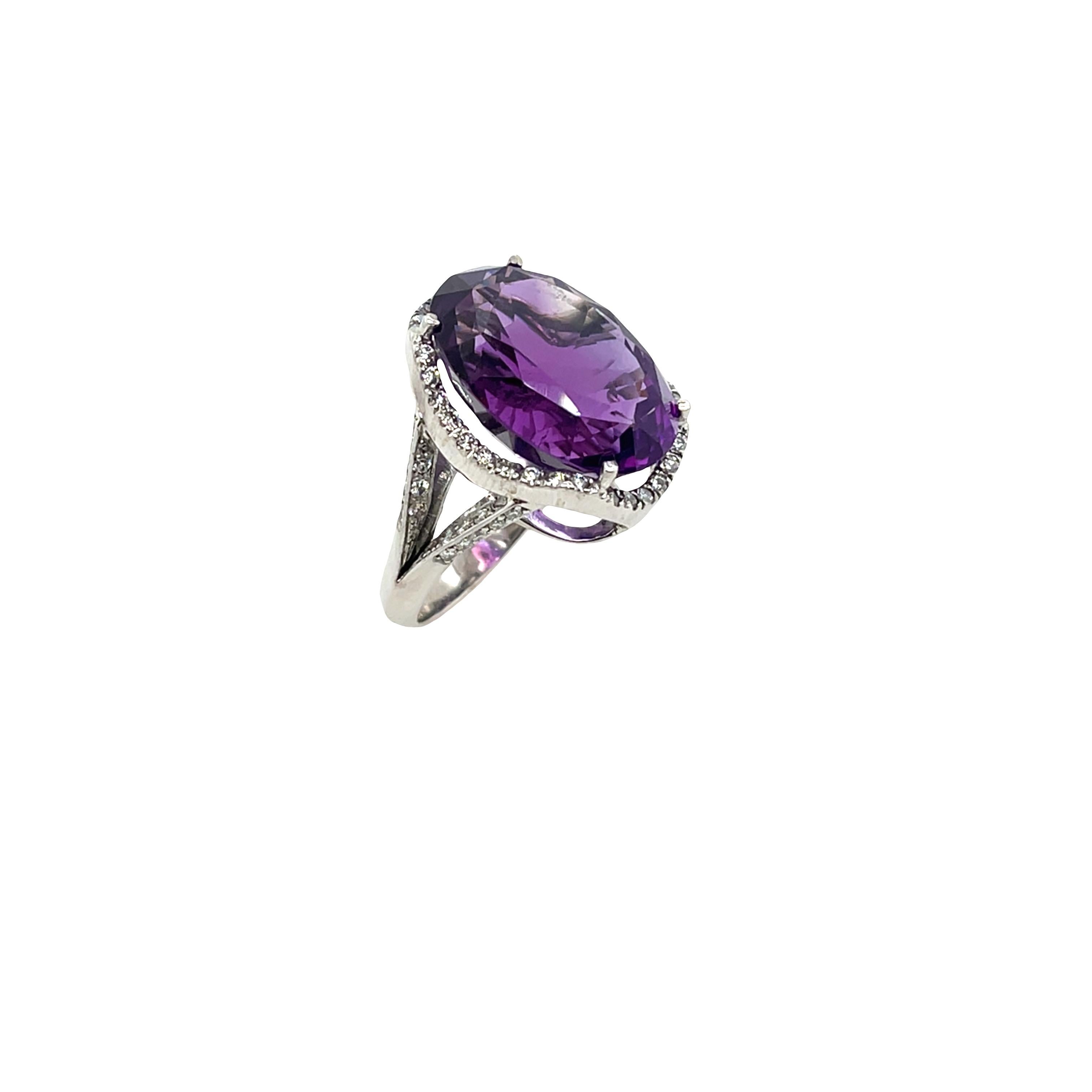 18ct White Gold Amethyst Ring Set With Diamonds on Halo In Excellent Condition For Sale In London, GB
