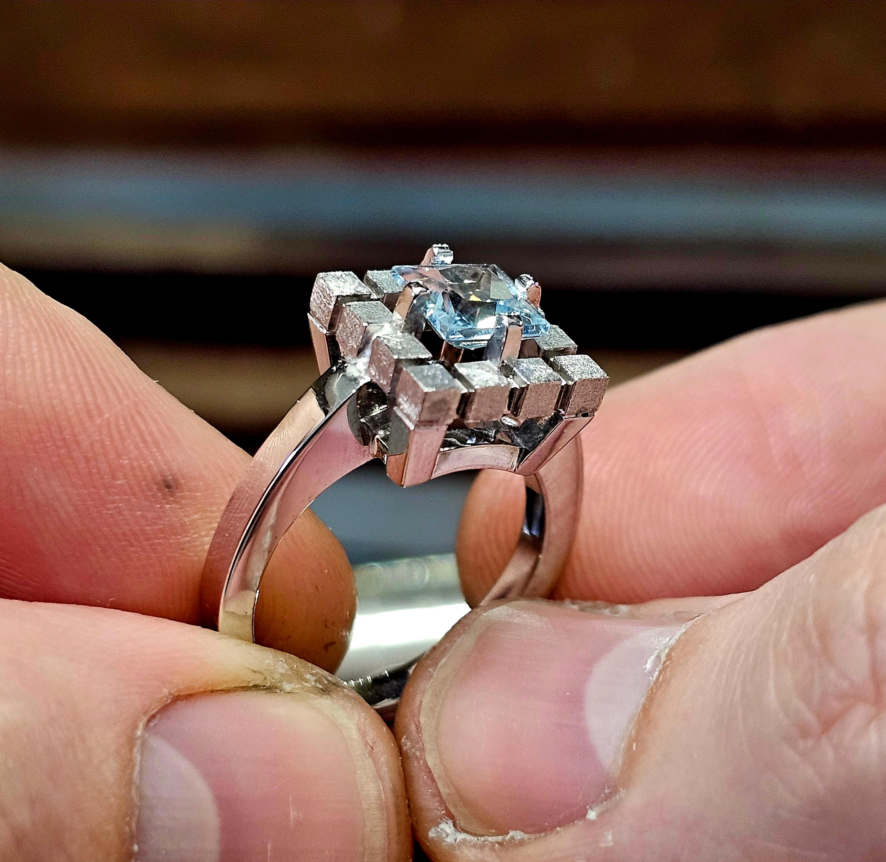 For Sale:  18ct White Gold and Aquamarine Ring 