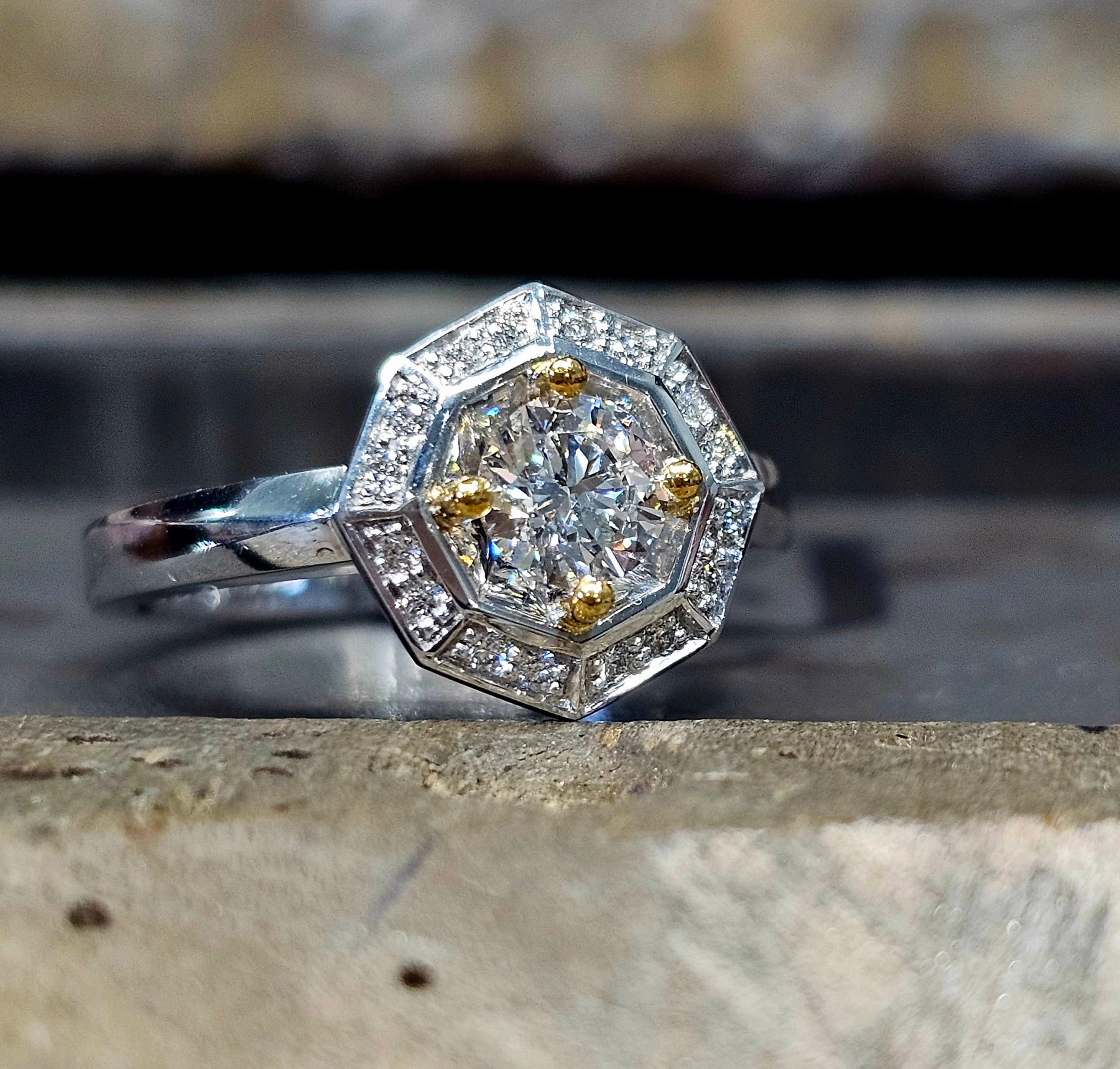 En vente :  Bague de fiançailles « Sunburst » en or blanc 18 carats et diamants 11