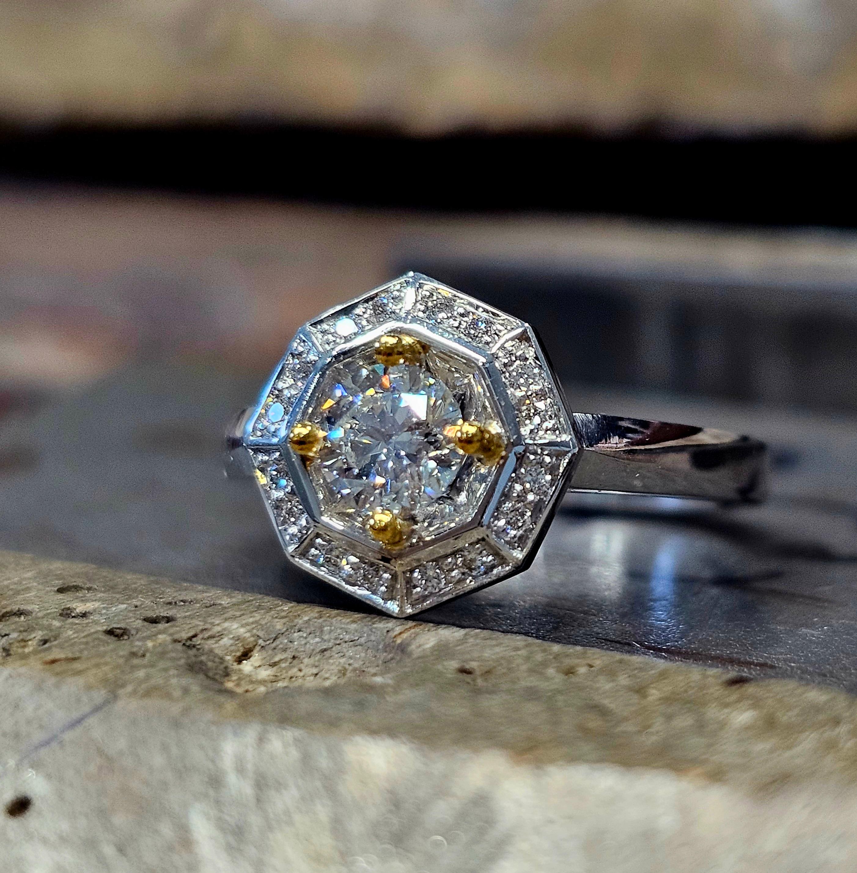 En vente :  Bague de fiançailles « Sunburst » en or blanc 18 carats et diamants 12