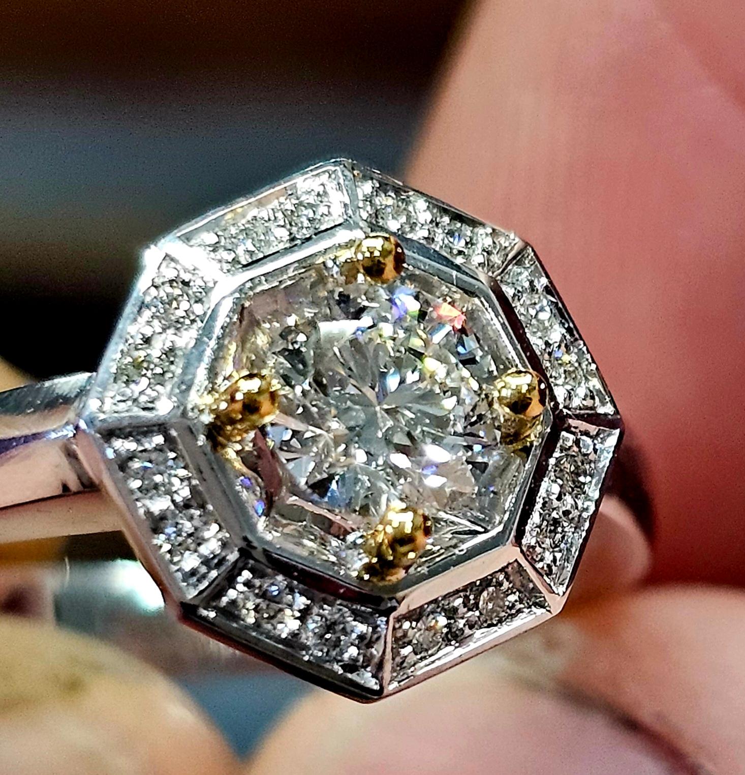 En vente :  Bague de fiançailles « Sunburst » en or blanc 18 carats et diamants 7