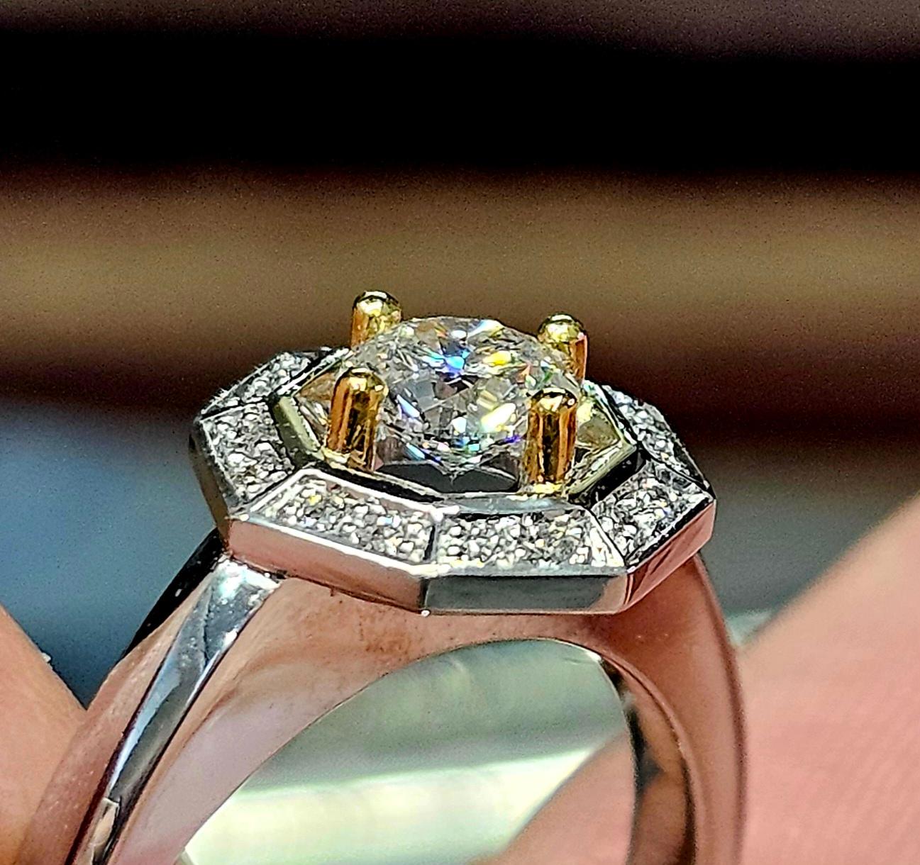 En vente :  Bague de fiançailles « Sunburst » en or blanc 18 carats et diamants 9