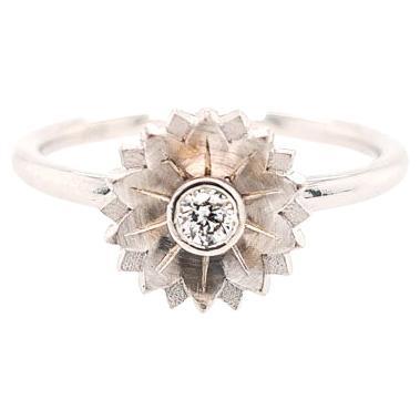 En vente :  Bague fleur « Fleur » en or blanc 18 carats et diamants