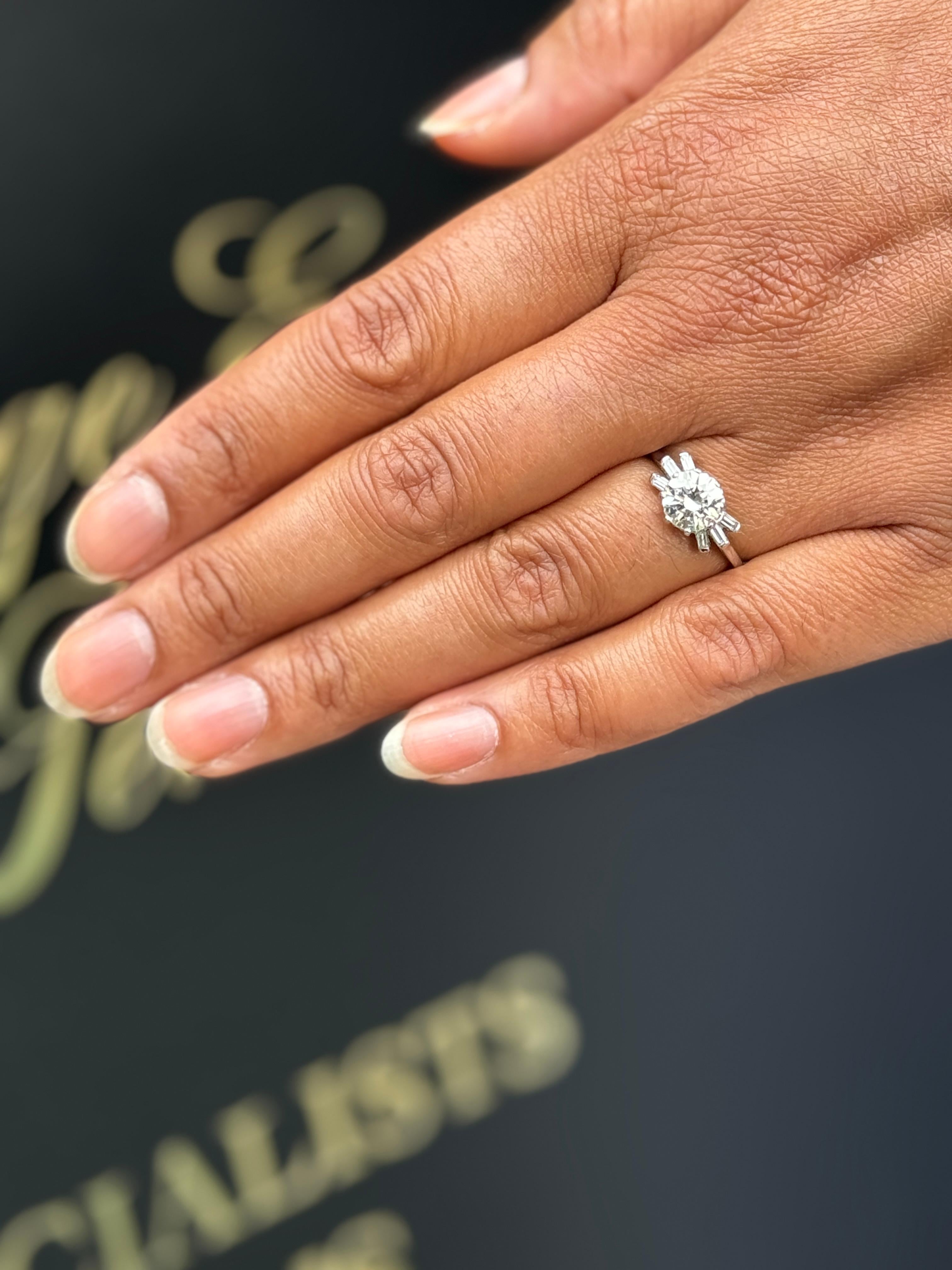 18ct White Gold and Platinum 1960s 1.32ct Diamond Cluster Engagement Ring In Good Condition For Sale In London, GB