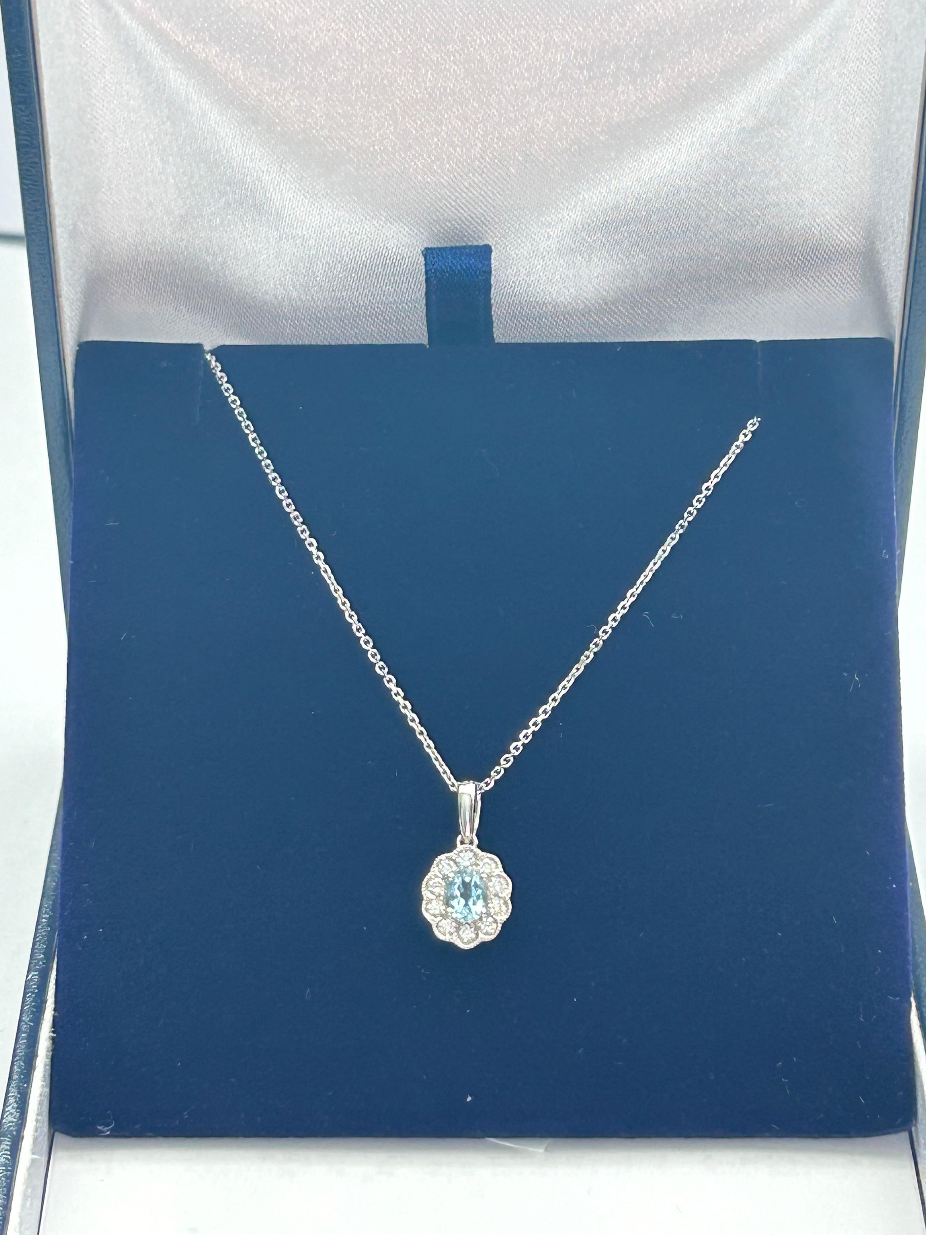 Questo grazioso ciondolo a grappolo in oro bianco 18ct con acqua e diamanti è accompagnato da una catena in oro bianco 9ct da 16