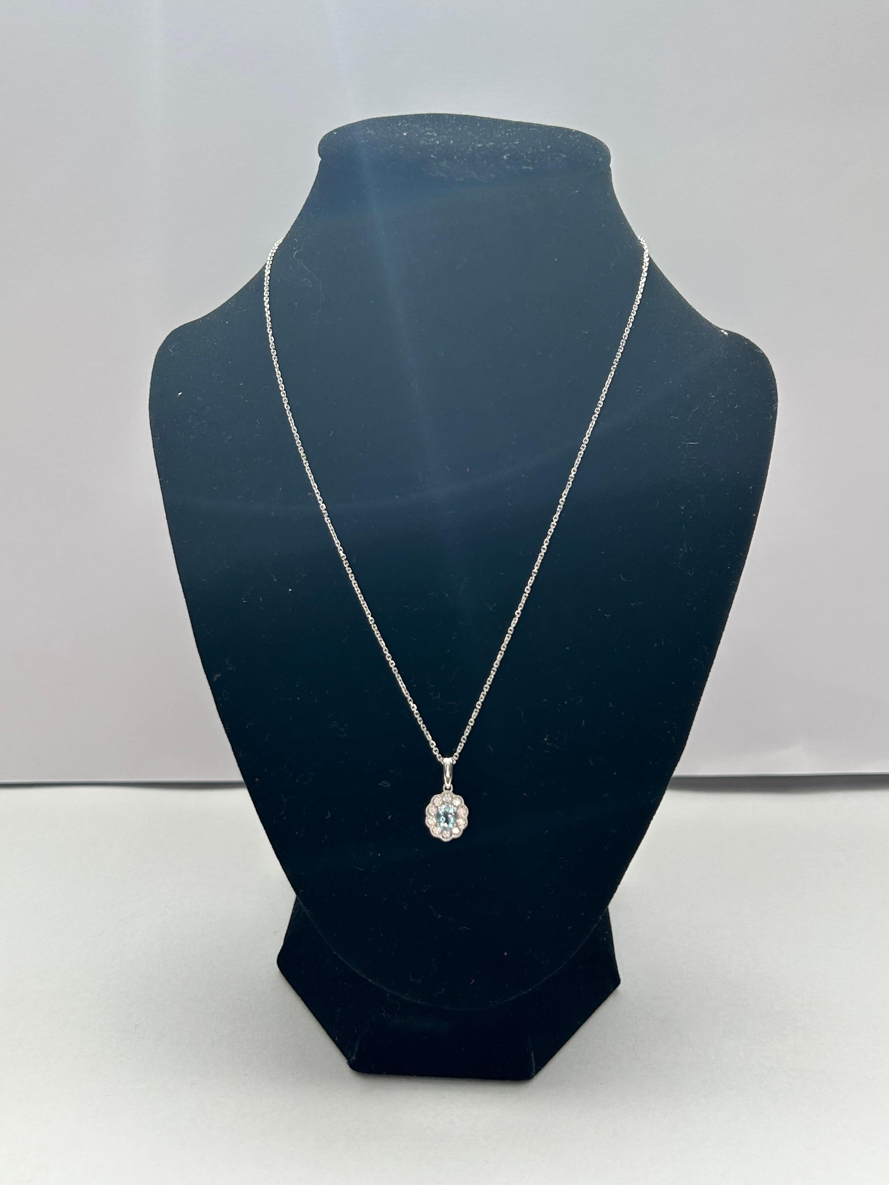 18ct White Gold Aqua & Diamond Cluster Pendant For Sale 1