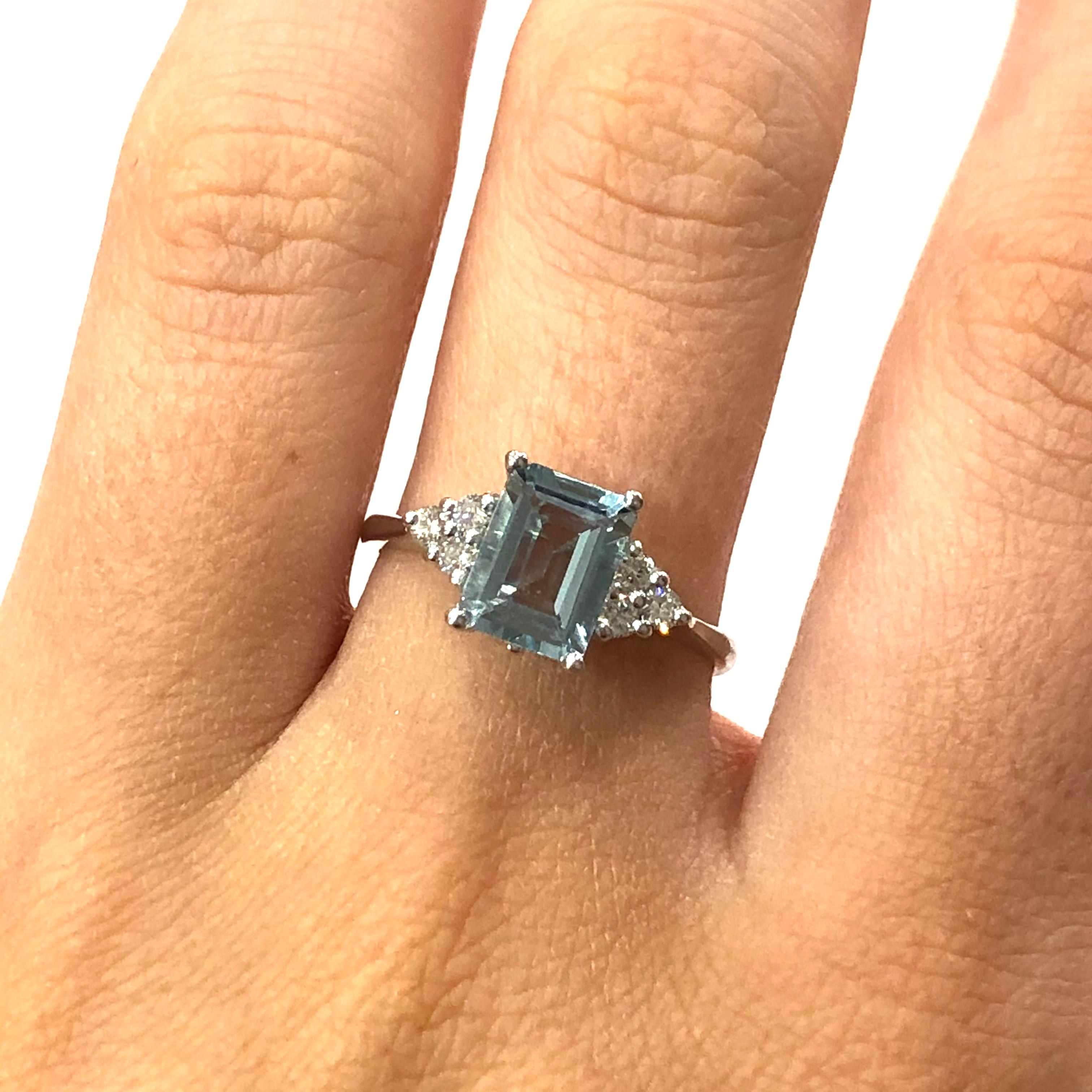 18 Carat White Gold Aquamarine and Diamond Ring In New Condition For Sale In Oxted, Surrey