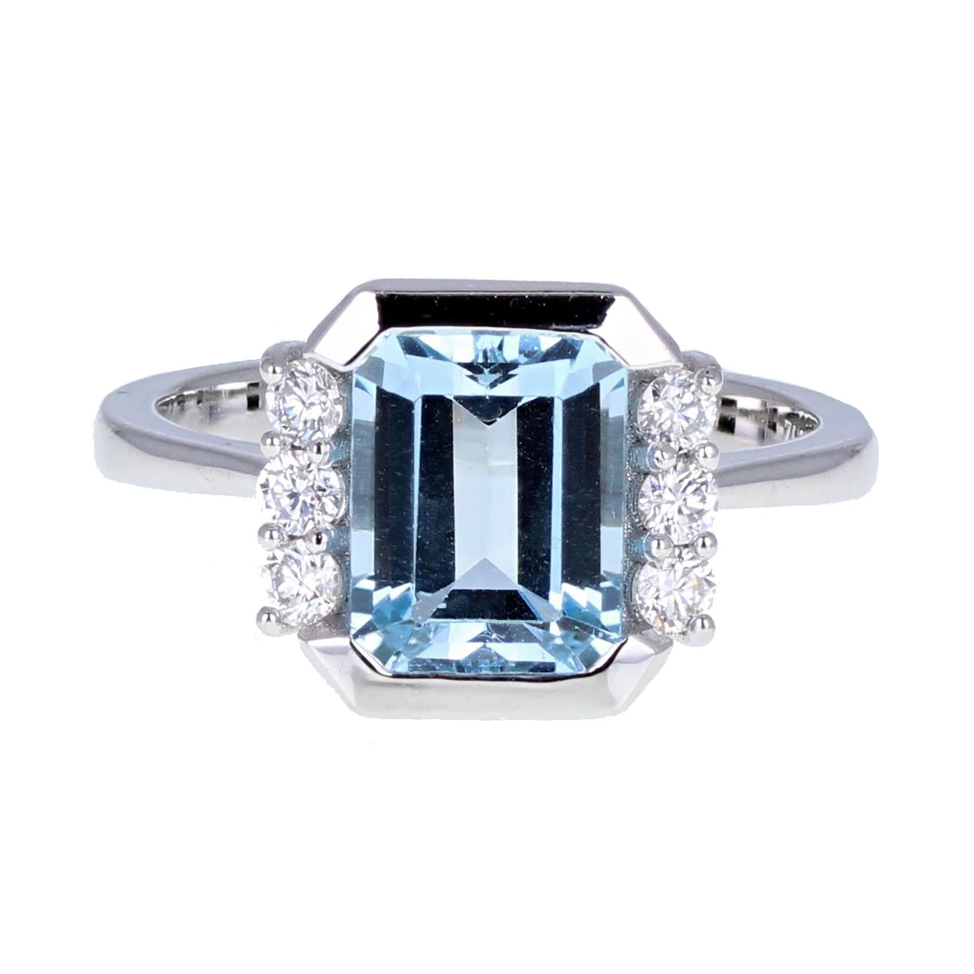 Modern 18 Carat White Gold Aquamarine Diamond Cocktail Engagement Ring For Sale