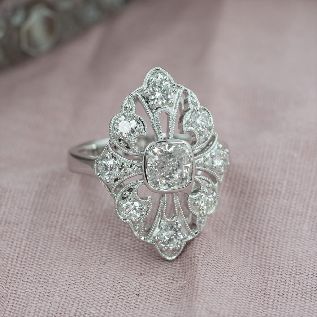 18ct Weißgold 1,69ct TW Vintage Style Diamant Ring Größe N

Dieses elegante, vom Vintage-Stil inspirierte Design wurde aus 18 Karat Weißgold und Diamanten gefertigt. Er wäre ein einzigartiger und ganz besonderer Verlobungsring oder Cocktailring. In