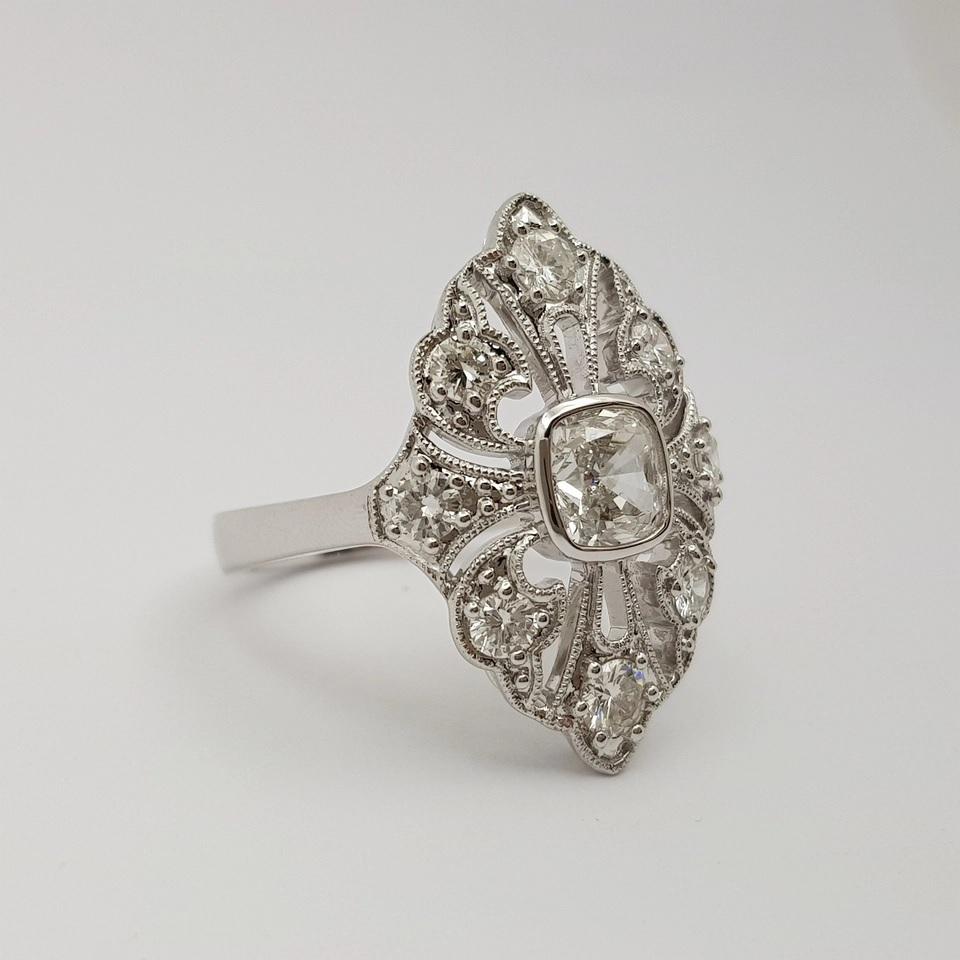 18 Karat Weißgold Art Deco Stil Diamant Cocktail Ring Größe N 1,69 Karat TW (Kissenschliff) im Angebot