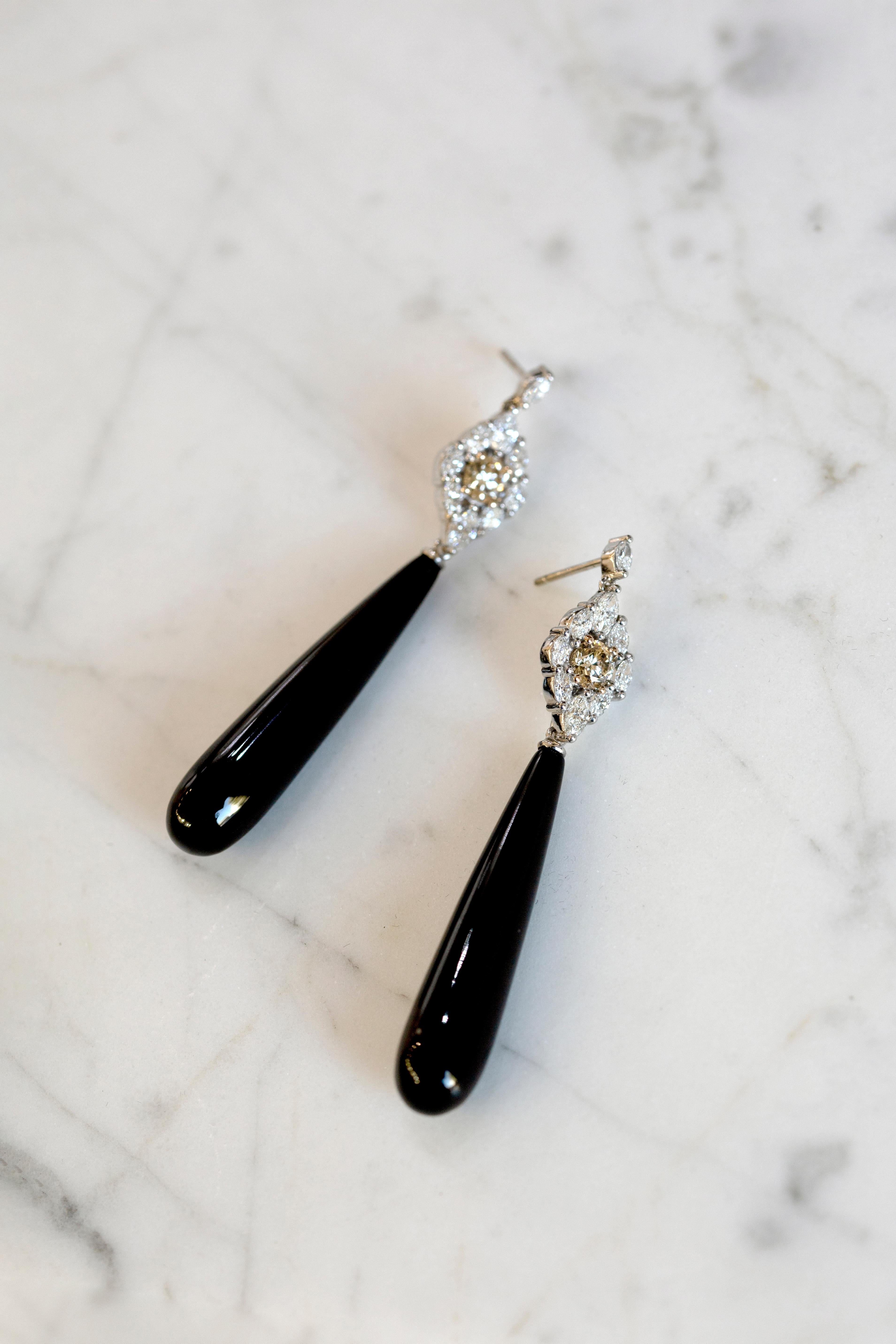 18 Karat Weißgold Australische Argyle Champagner Diamanten und Onyx Tropfenohrringe (Rundschliff) im Angebot
