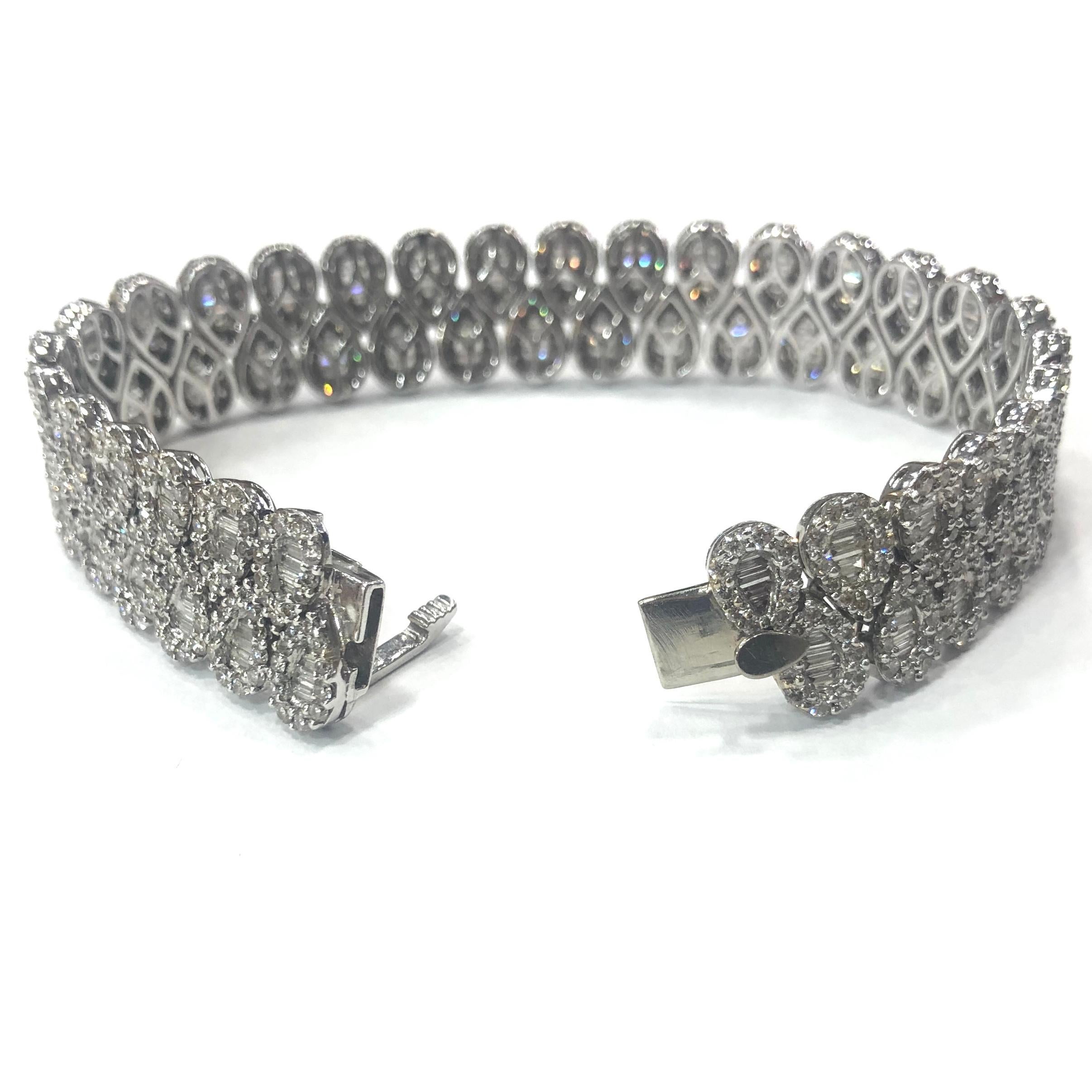 18 Carat White Gold Baguette and Round Brilliant Cut Diamond Bracelet In Good Condition In Oxted, Surrey