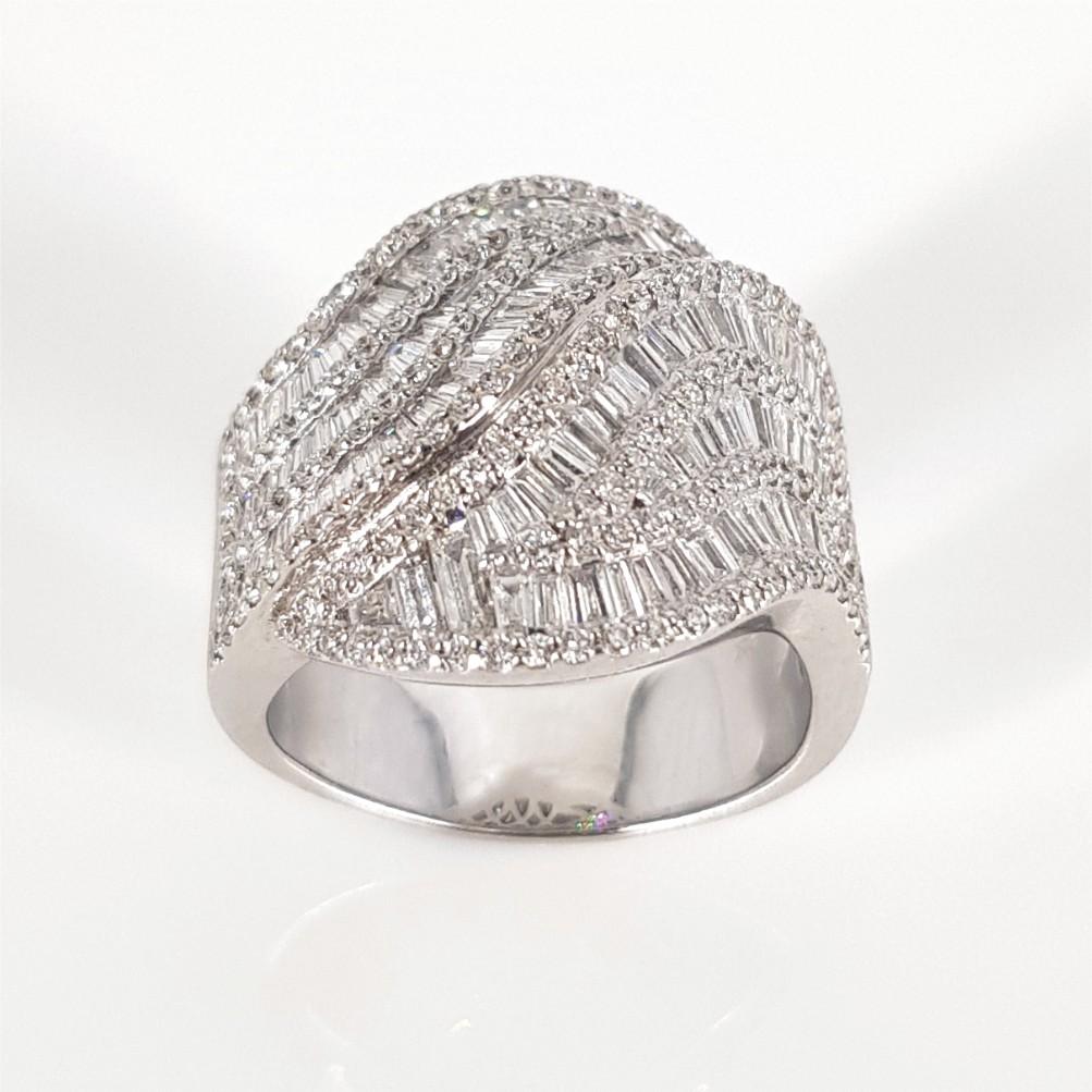 18 Karat Weißgold Baguetteschliff & Runder Brillantschliff Wirbel Diamantring 5