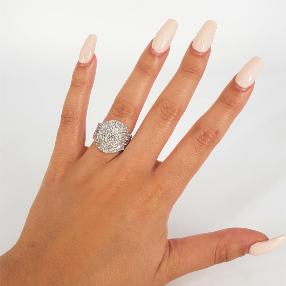 18 Karat Weißgold Baguetteschliff & Runder Brillantschliff Wirbel Diamantring 7