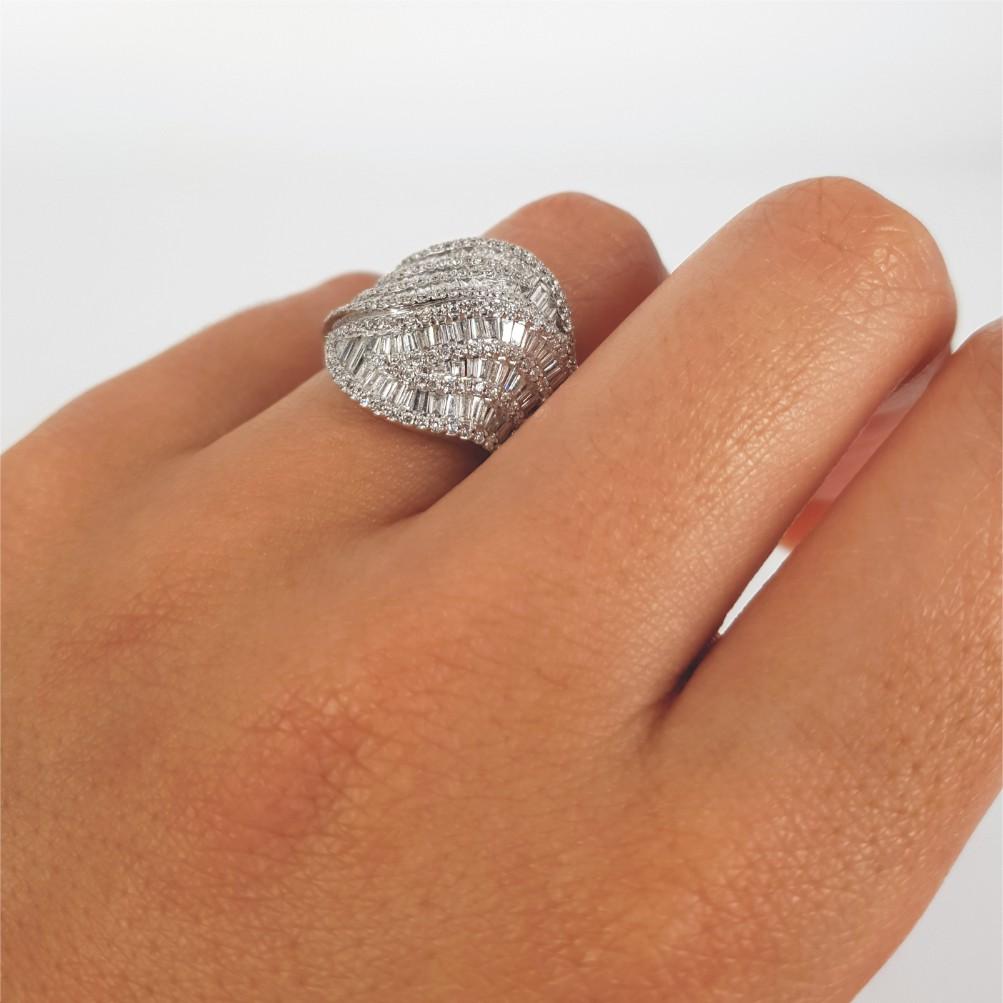 18 Karat Weißgold Baguetteschliff & Runder Brillantschliff Wirbel Diamantring 8