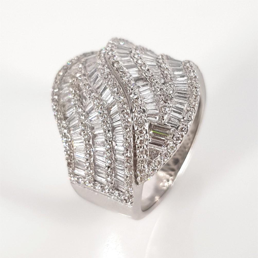 Stark, auffällig und markant - dieser Ring sagt alles. Dieser Ring aus 18 Karat Weißgold wiegt 13,67 Gramm und enthält 98 Diamanten im Baguetteschliff mit einem Gesamtgewicht von 0,49 Karat in GH/vssi-Qualität und 174 RBC-Diamanten (GH vs-si) mit
