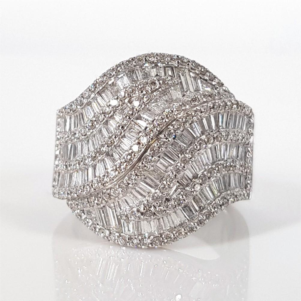 18 Karat Weißgold Baguetteschliff & Runder Brillantschliff Wirbel Diamantring (Moderne)