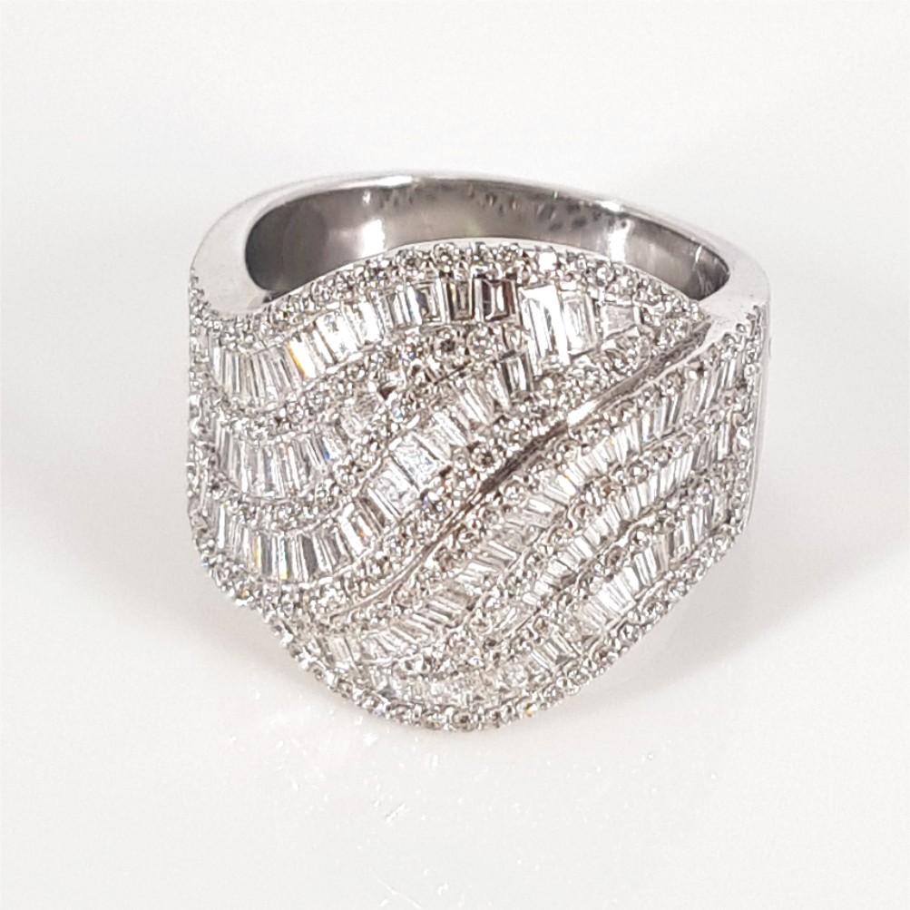 18 Karat Weißgold Baguetteschliff & Runder Brillantschliff Wirbel Diamantring im Zustand „Hervorragend“ in Cape Town, ZA