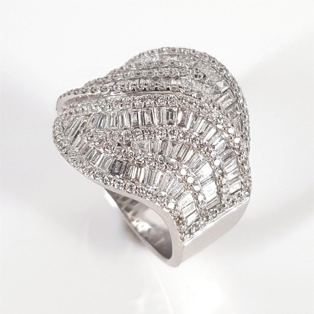 18 Karat Weißgold Baguetteschliff & Runder Brillantschliff Wirbel Diamantring 1