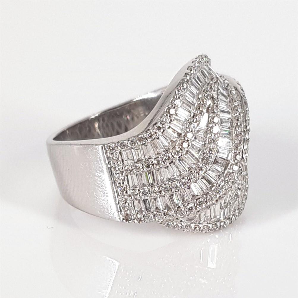 18 Karat Weißgold Baguetteschliff & Runder Brillantschliff Wirbel Diamantring 3