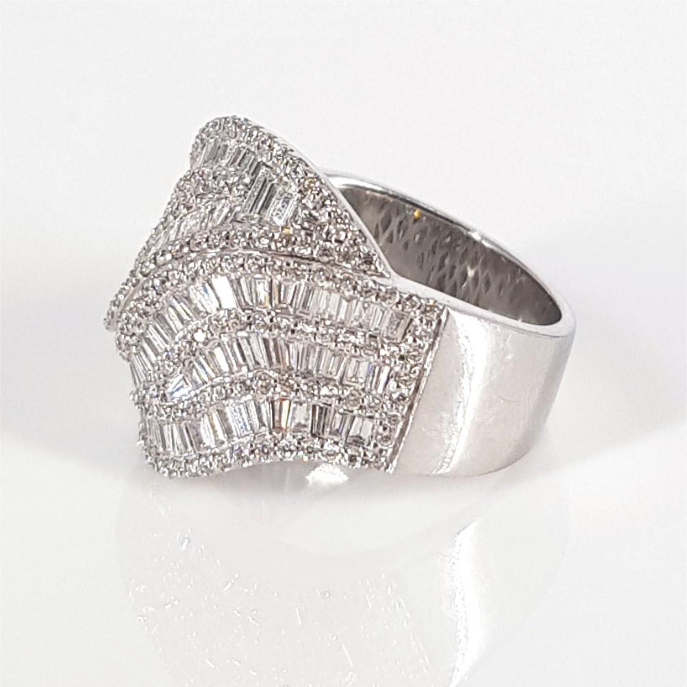 18 Karat Weißgold Baguetteschliff & Runder Brillantschliff Wirbel Diamantring 4