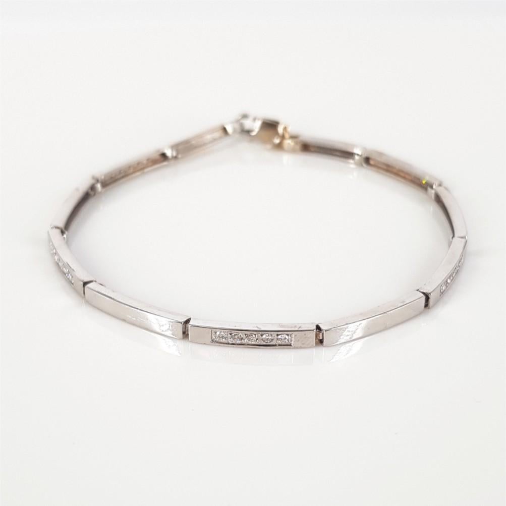 Dieses schöne Barrenarmband ist in 18 Karat Weißgold gefasst, wiegt 9,15 Gramm und ist 19,8 cm lang. Dieses Armband enthält 25 RBC-Diamanten mit einem Gesamtgewicht von 0,25ct. Verschluss: Sicherheitsverschluss mit Haken
