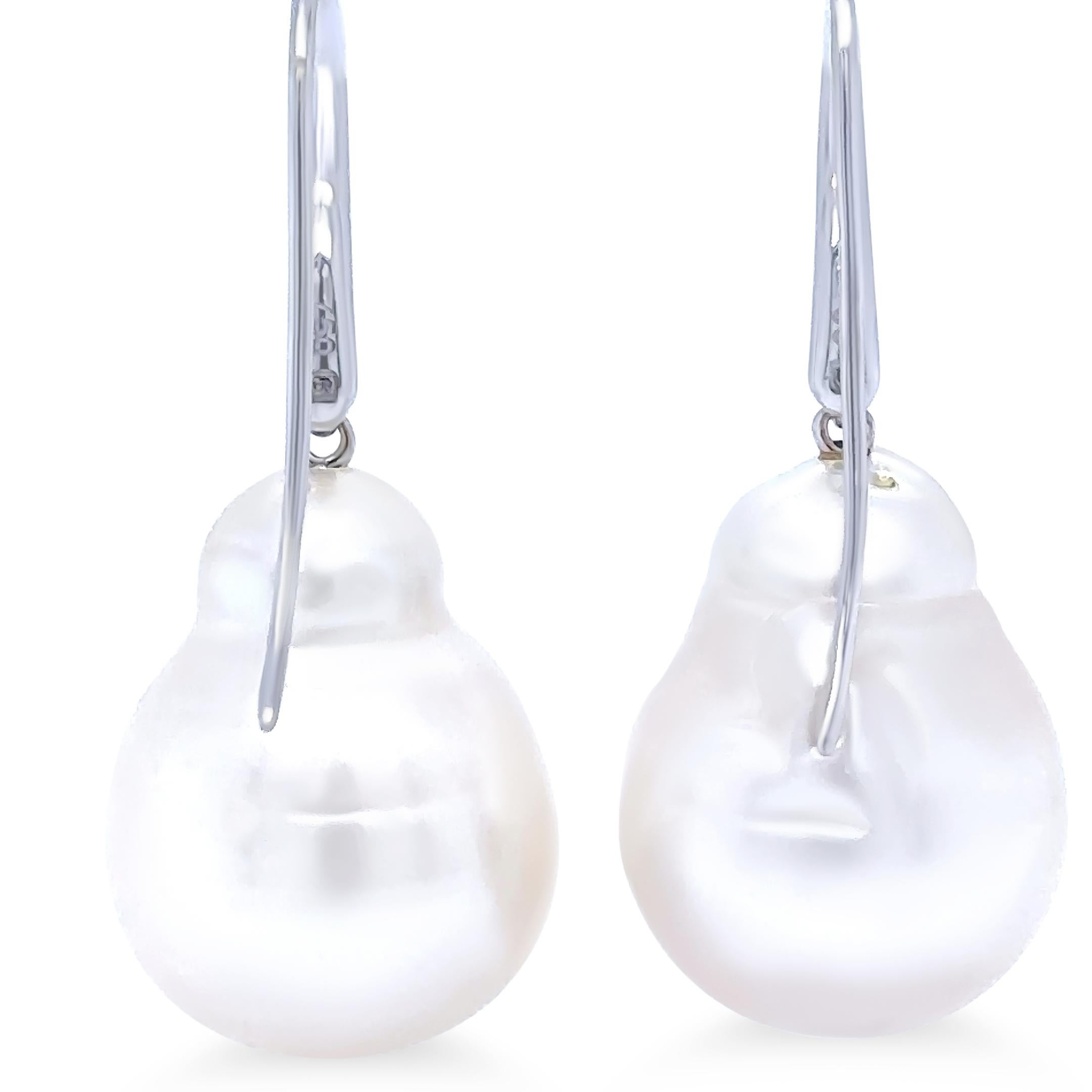 Taglio rotondo Orecchini barocchi in oro bianco 18ct con perle dei mari del sud e diamanti 0,12ct in vendita