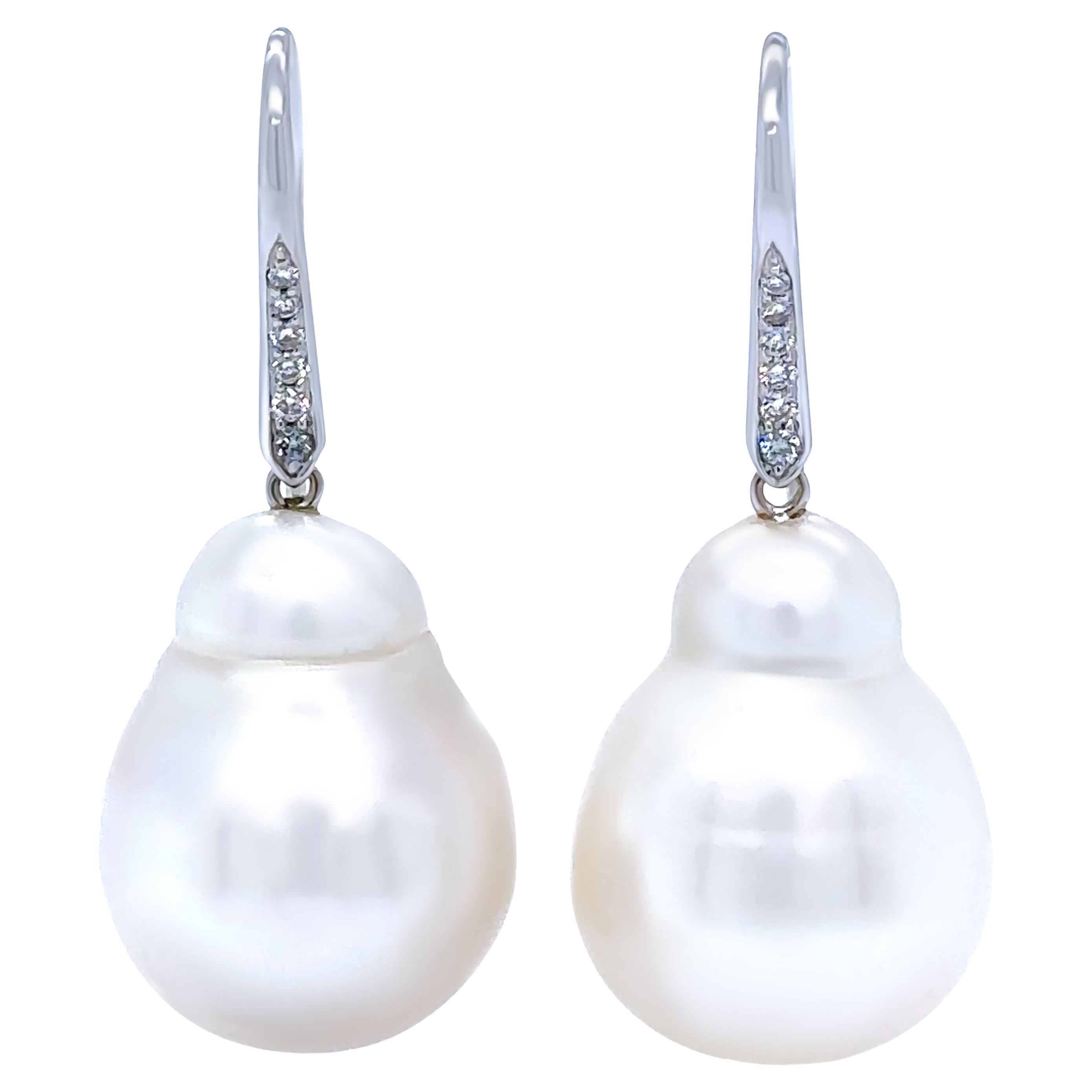 Orecchini barocchi in oro bianco 18ct con perle dei mari del sud e diamanti 0,12ct