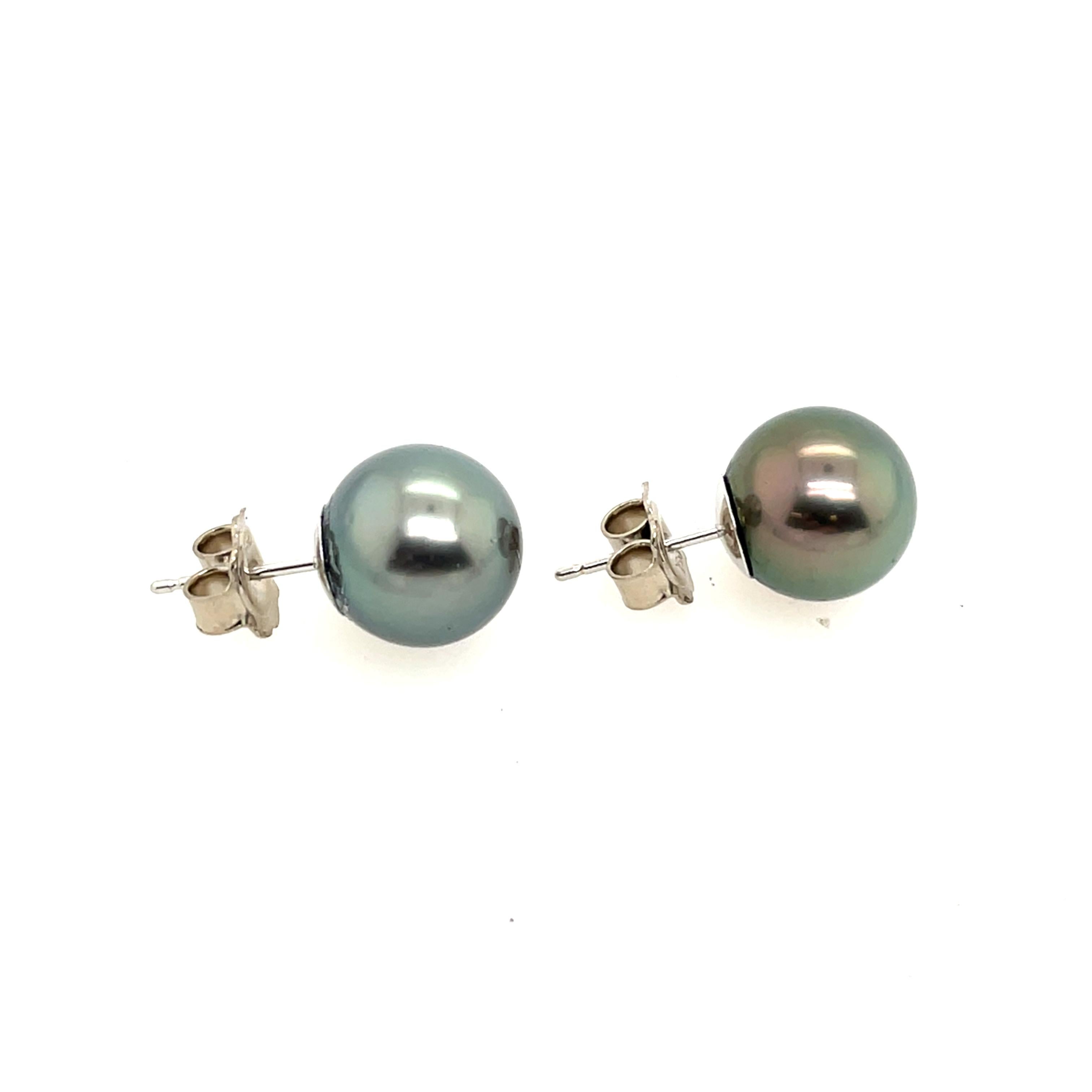 18ct White Gold Black Pearl Set, Earrings & Pendant In New Condition For Sale In London, GB