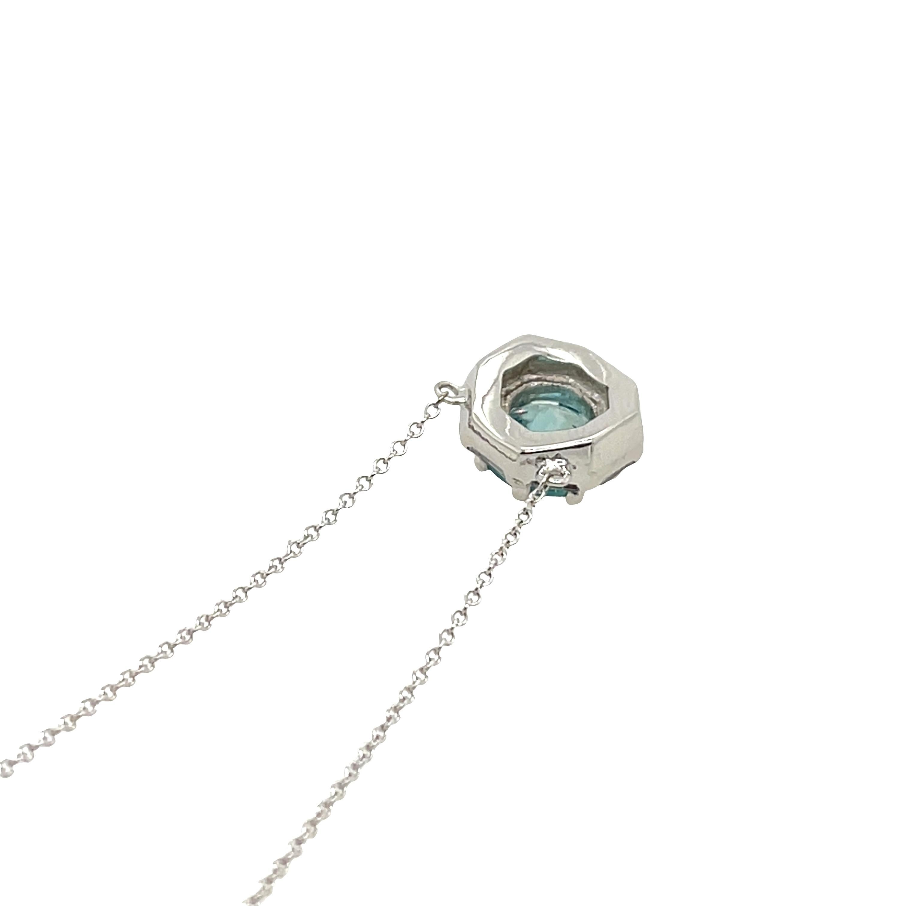 Ein atemberaubender und eleganter Blautopas-Anhänger aus 18 Karat Weißgold, besetzt mit einem schillernden Diamanten im Baguetteschliff von 0,30 Karat. 
Dieser klassische Anhänger ist perfekt, um jedem Outfit einen Hauch von Luxus zu verleihen.