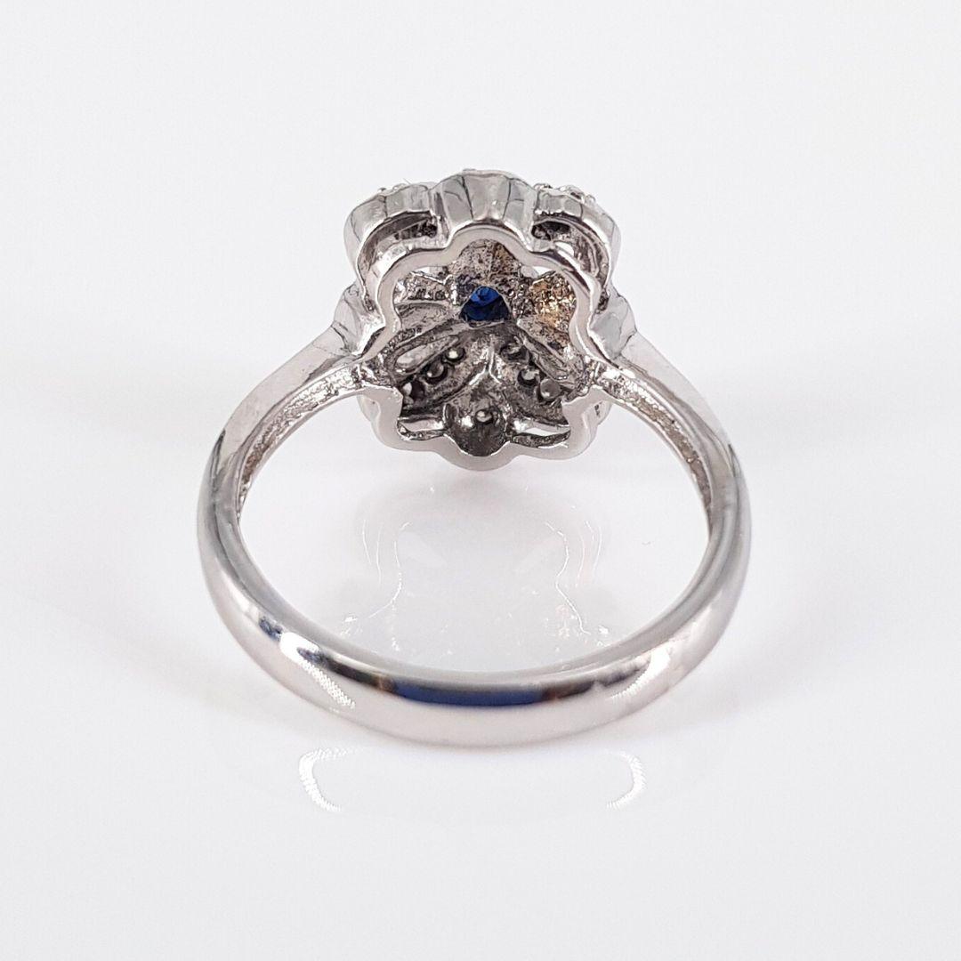 18ct White Gold Bow Diamond & Sapphire Ring In Good Condition For Sale In Cape Town, ZA