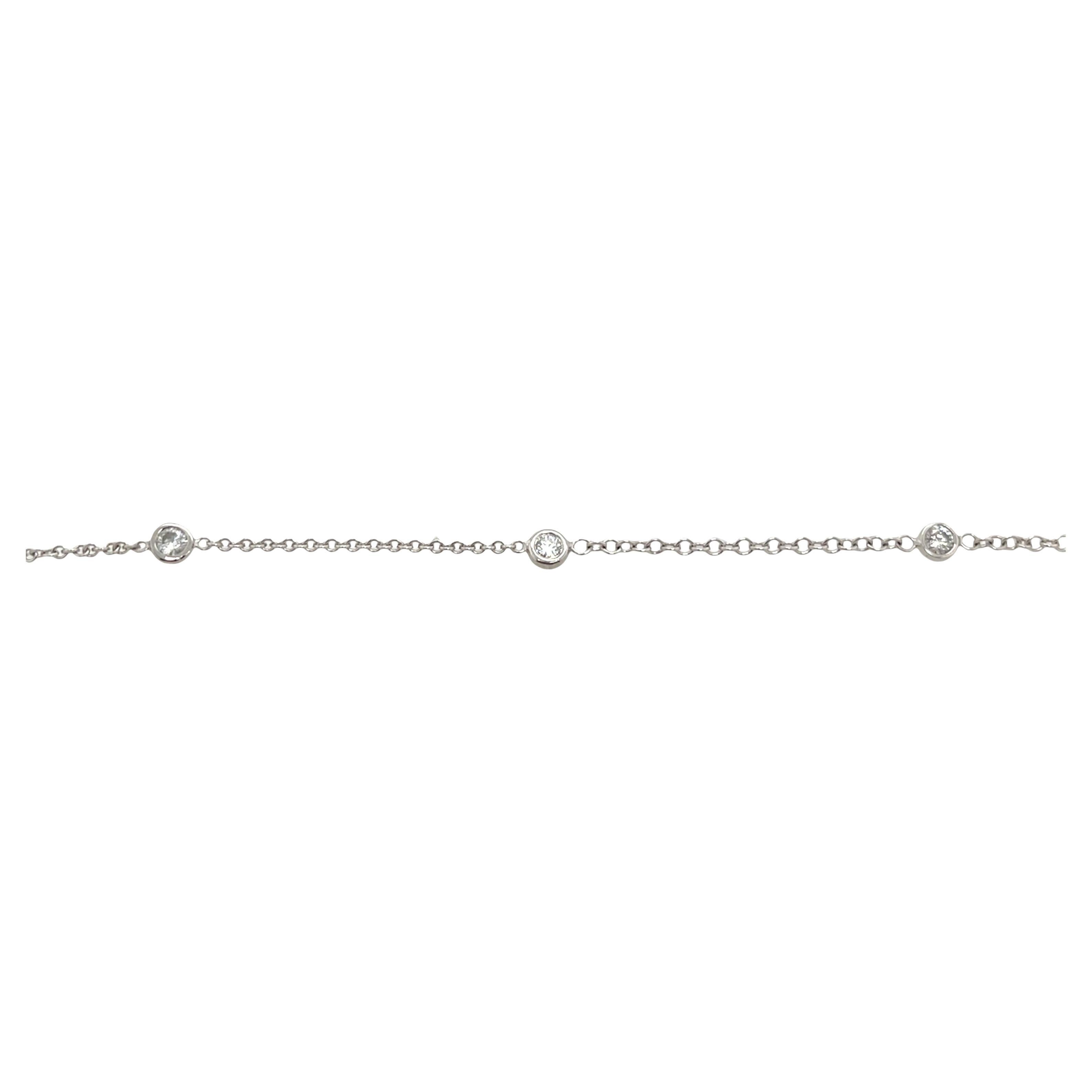 Esta pulsera de oro blanco de 18 ct, una pieza elegante y estilizada, presenta 3 brillantes diamantes redondos de talla brillante, perfectamente engastados para captar la luz. Su diseño minimalista ofrece una sofisticación atemporal, por lo que es