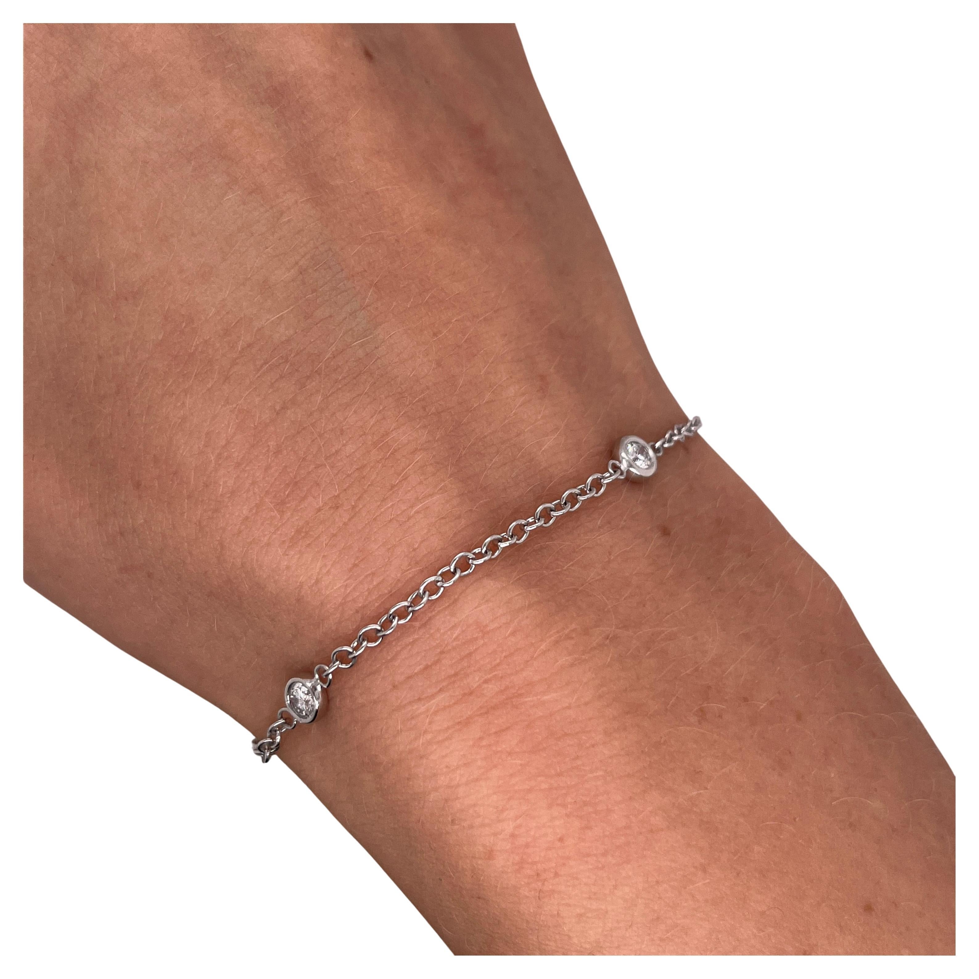 Esta pulsera de oro blanco de 18 ct, una pieza elegante y estilizada, presenta 3 brillantes diamantes redondos de talla brillante, perfectamente engastados para captar la luz. Su diseño minimalista ofrece una sofisticación atemporal, por lo que es