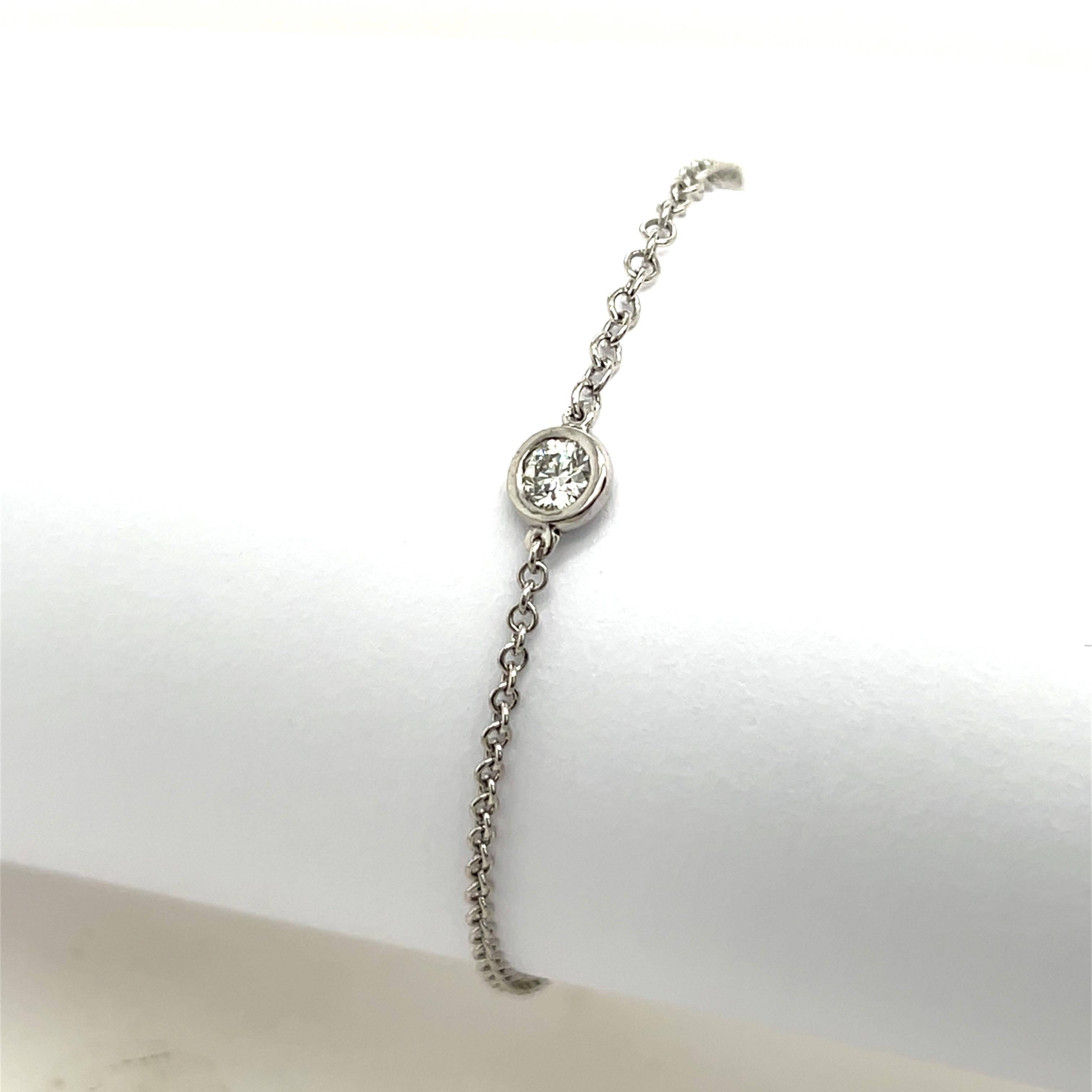 Esta pulsera de oro blanco de 18 ct, una pieza elegante y estilizada, presenta un único diamante brillante redondo, perfectamente engastado para captar la luz. Su diseño minimalista ofrece una sofisticación atemporal, por lo que es ideal para llevar