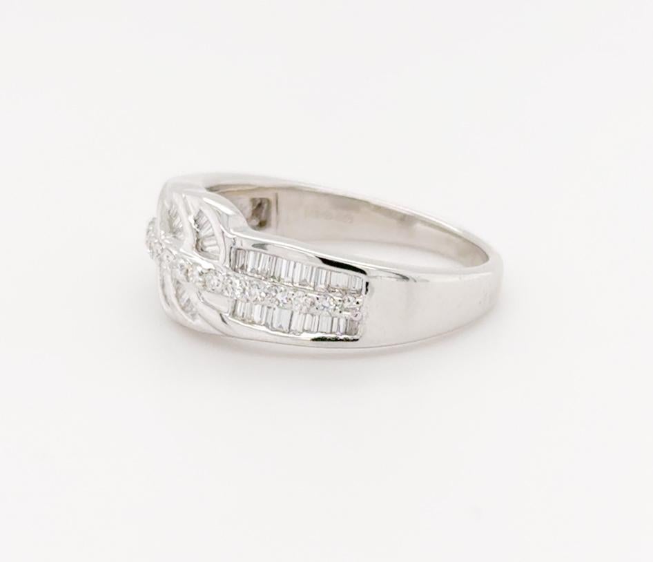 18ct White Gold Brilliant & Baguette Diamond Decorative Band Ring In Good Condition For Sale In London, GB