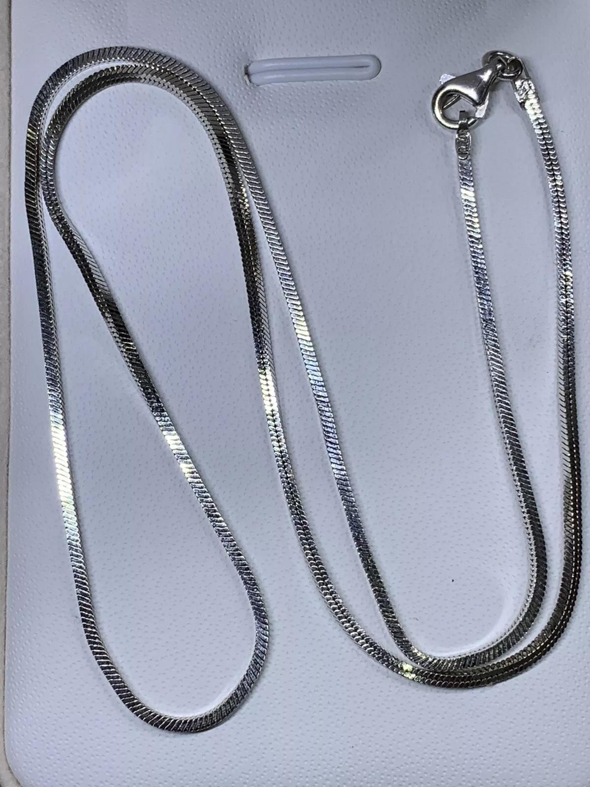 Collier en or blanc 18ct avec chaîne à chevrons en serpent 9.5G 16 Inches 
Collier en chaîne serpent massif en or blanc 18k
Collier de serpent à chevrons de grande taille
Poinçonné
Poids 9.5 grammes
Longueur 16 pouces
Boîte et évaluation