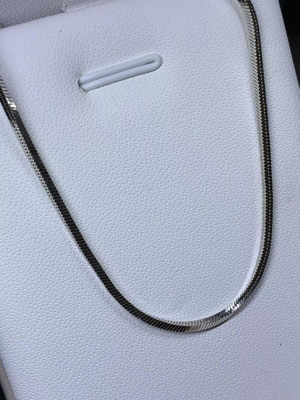 Collier en or blanc 18ct avec chaîne à chevrons en serpent 9.5G 16 Inches en vente 1