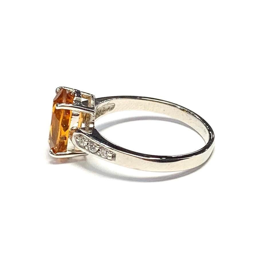 18ct White Gold Citrine and Diamond Ring. Set with one oval Citrine in a four claw setting, and six round brilliant cut Diamonds set on the shoulders in a milgrain setting.

Approximate total Diamond weight : 0.25ct
Total weight : 3.0g
Ring size : N