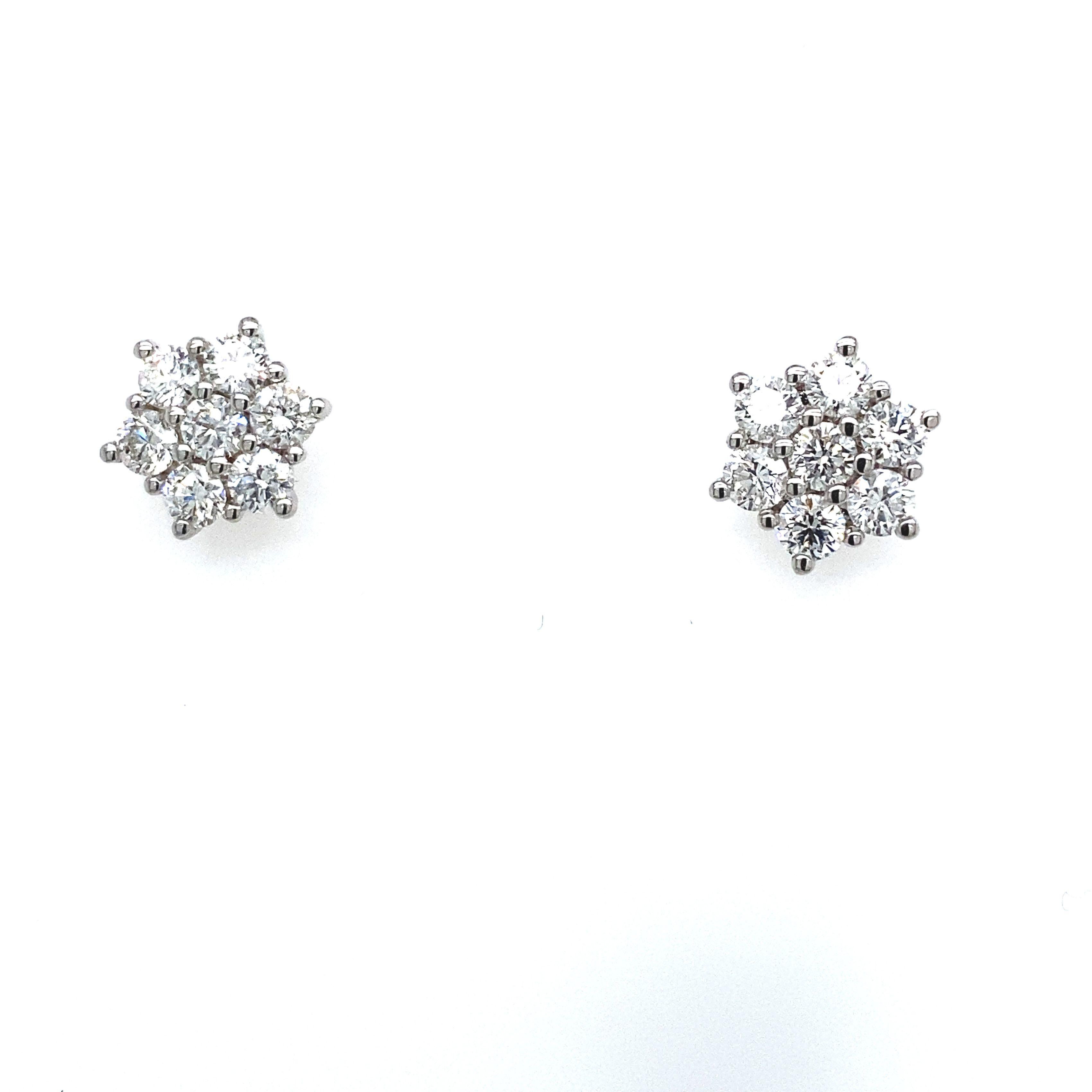 18ct White Gold Classic Cluster Earrings Set with 1.10ct G VS of Total Diamonds In New Condition For Sale In London, GB