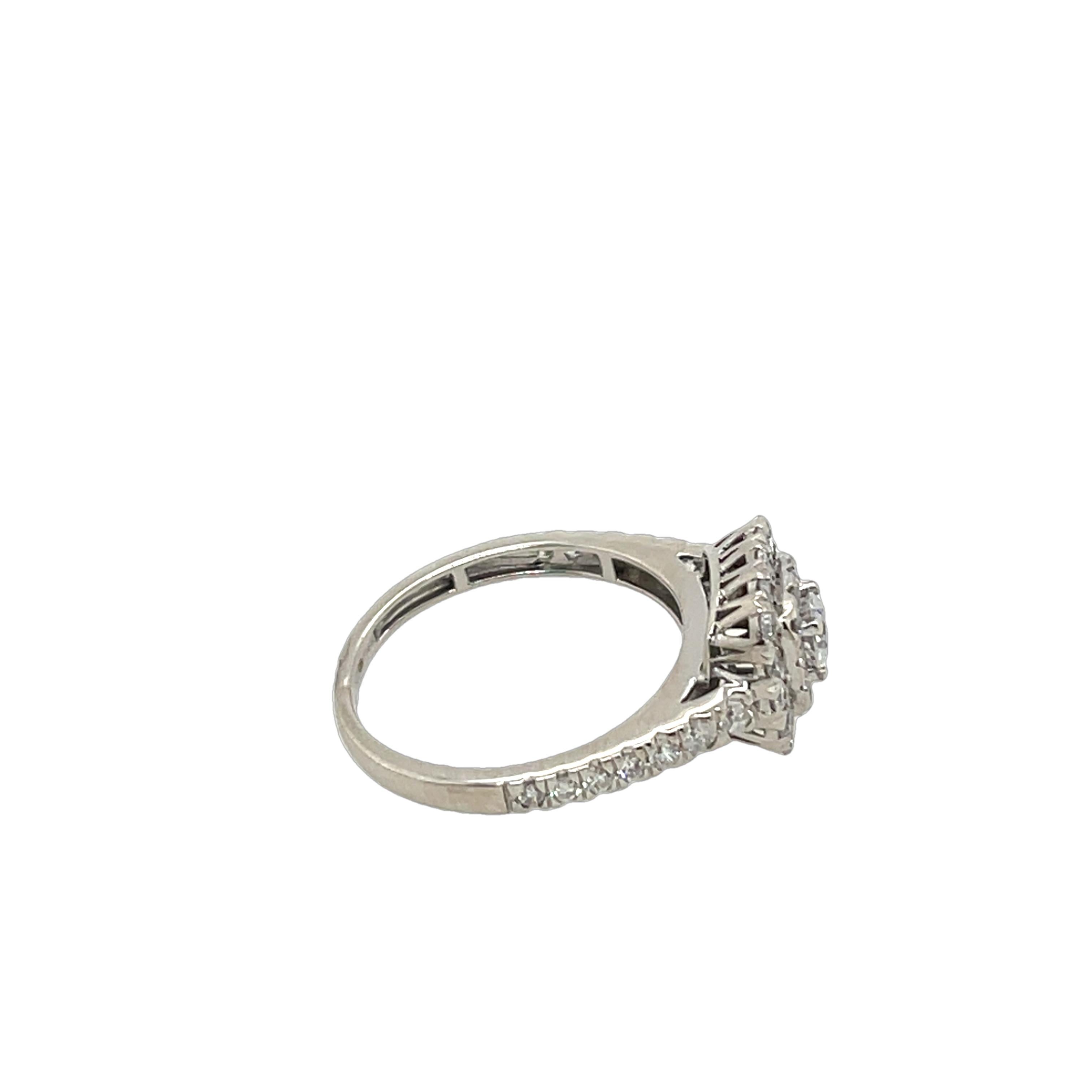 Anello con diamanti a grappolo in oro bianco 18 ct. con diamanti taglio rotondo da 0,80 ct. In condizioni ottime in vendita a London, GB