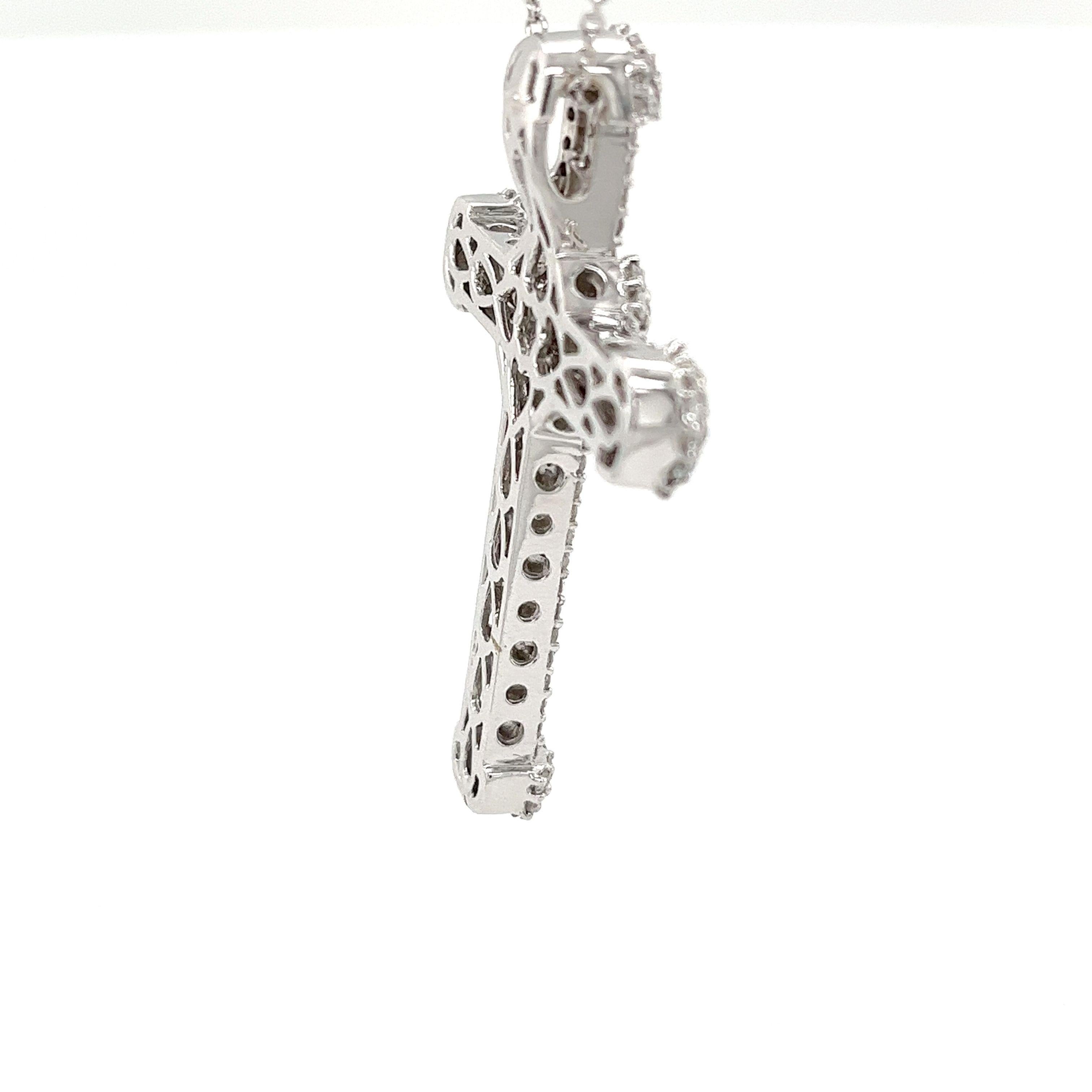 18ct White Gold Cross Pendant Set With 2.50ct Baguette & Round Diamonds In Excellent Condition For Sale In London, GB