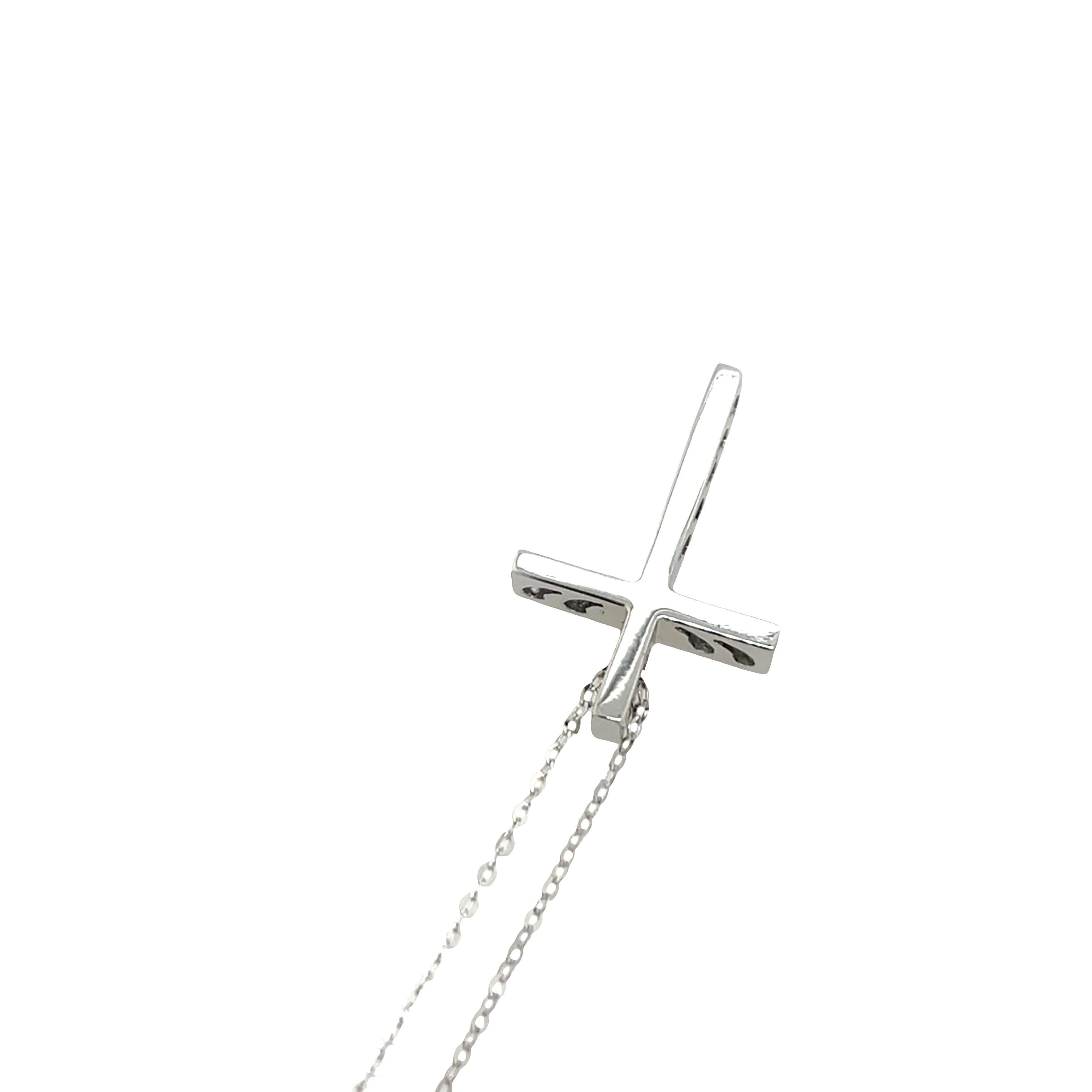 Round Cut 18ct White Gold Cross Pendant With 18'' 18ct White Gold Chain For Sale