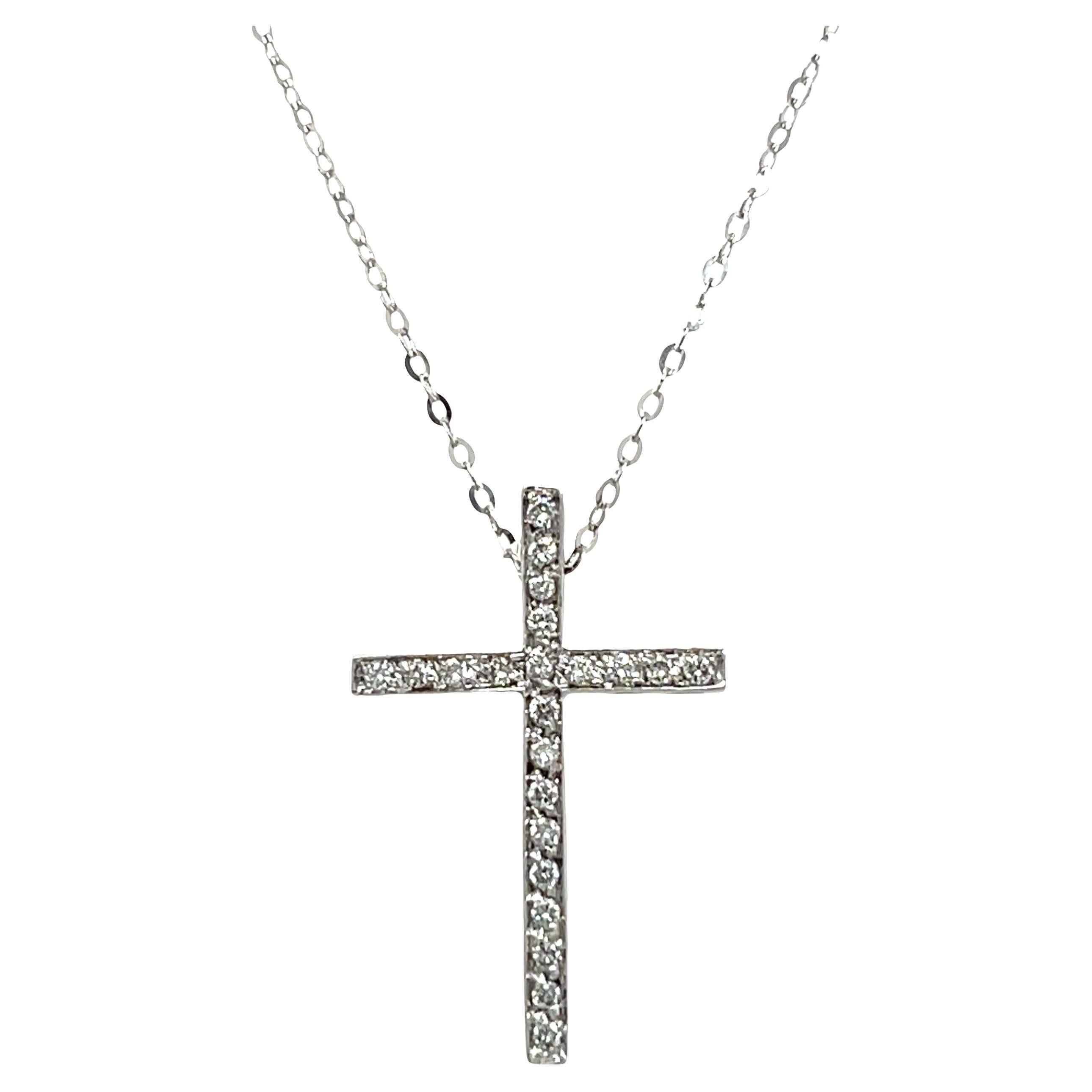 18ct White Gold Cross Pendant With 18'' 18ct White Gold Chain For Sale