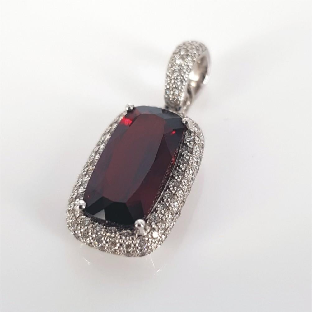 18ct White Gold Cushion Cut Garnet & Diamond Pendant In Excellent Condition For Sale In Cape Town, ZA