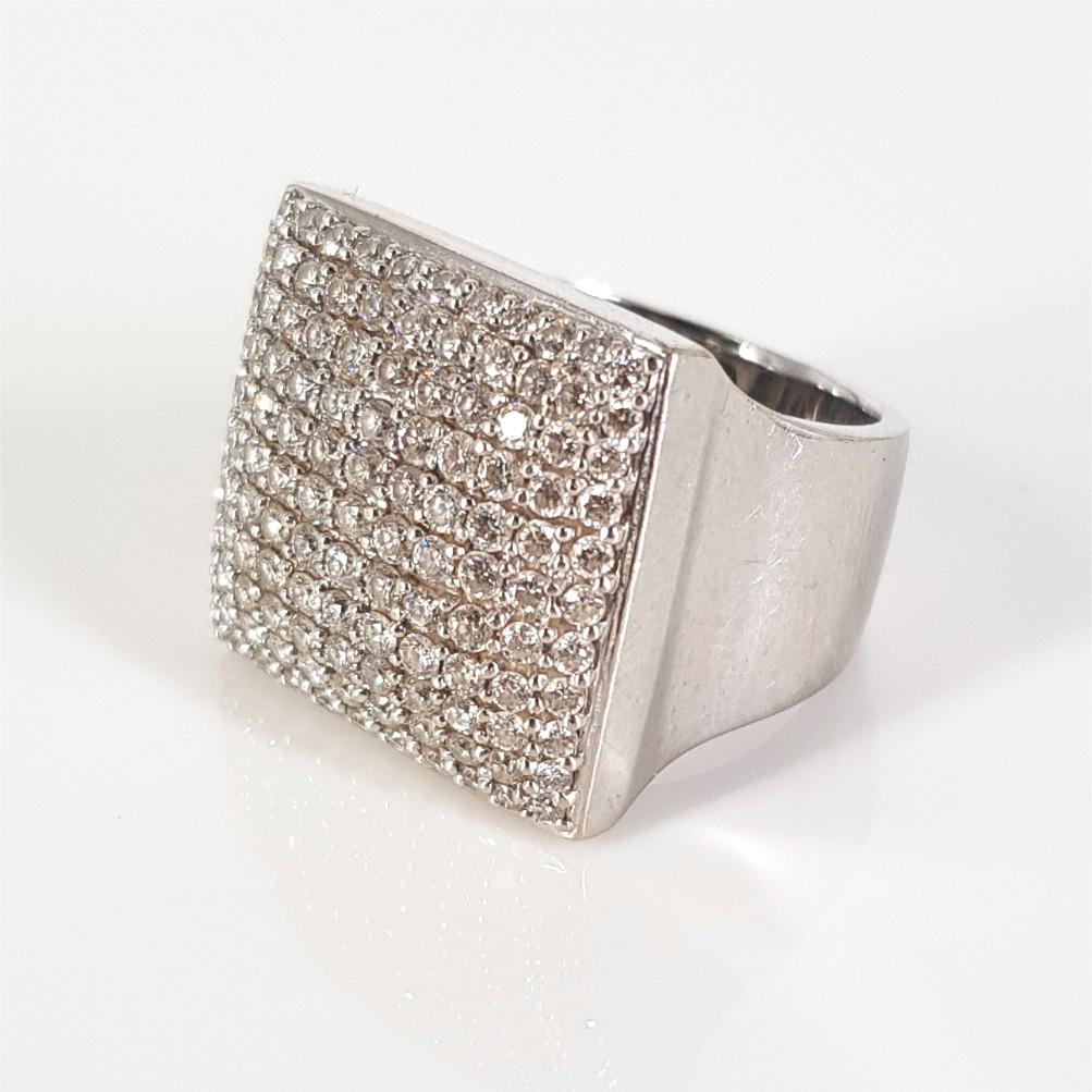Mutig, stark und schön - dieser Ring sagt alles. Dieser Ring aus 18 Karat Weißgold mit einem Gewicht von 21,1 Gramm besteht aus 121 RBC-Diamanten mit einem Gesamtgewicht von 1,815 Karat in GH vs-si-Qualität. Die Ringgröße ist P