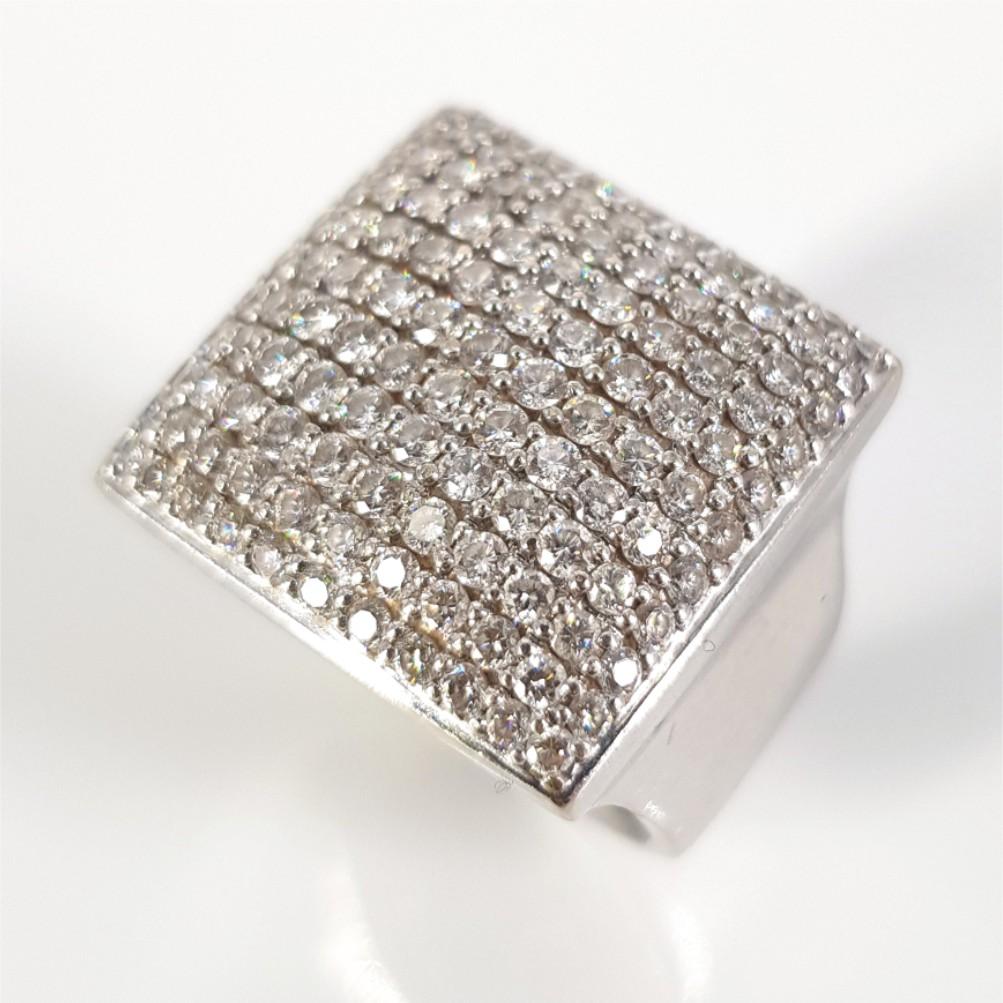 18 Karat Weißgold Kissenschliff Pavé Diamantring im Zustand „Hervorragend“ in Cape Town, ZA