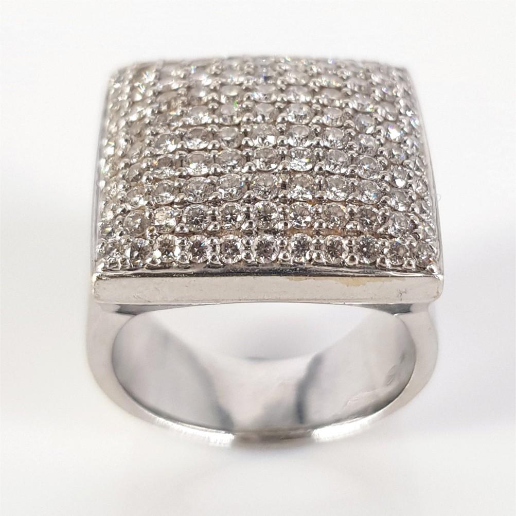 18 Karat Weißgold Kissenschliff Pavé Diamantring 3