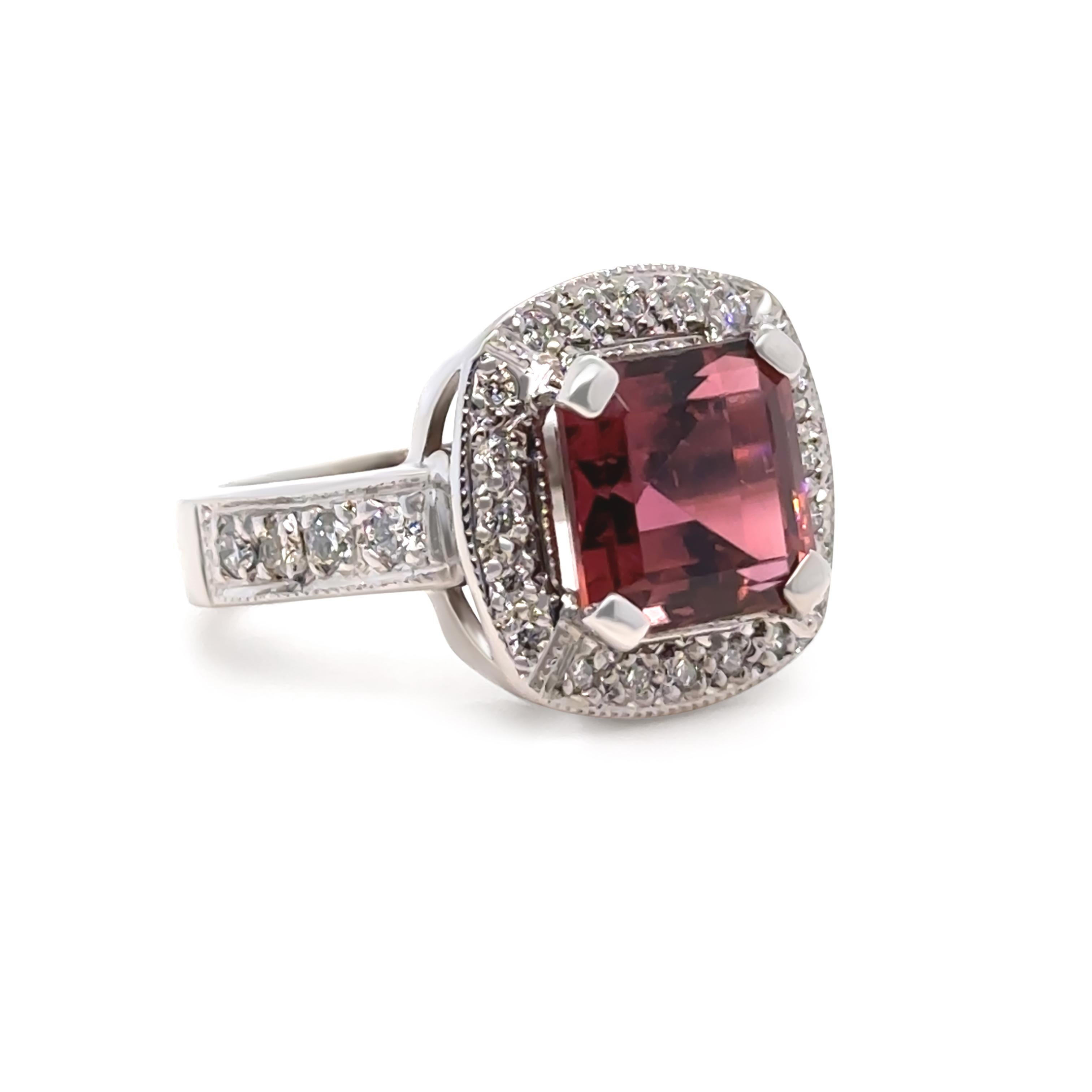 Anillo de Oro Blanco 18ct Turmalina Rosa Oscura y Racimo de Diamantes 5,50ct 14,2g Art Decó en venta