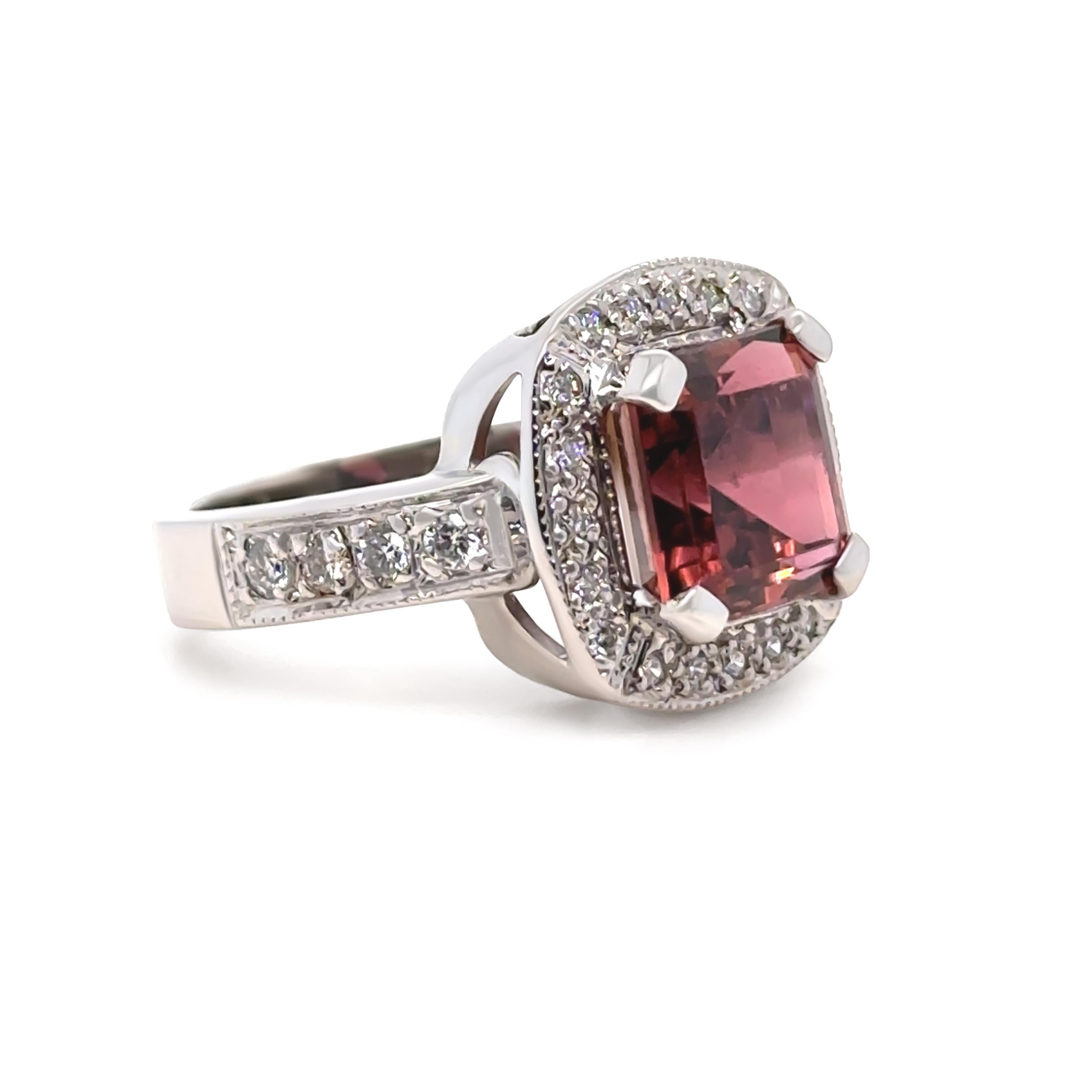 Anillo de Oro Blanco 18ct Turmalina Rosa Oscura y Racimo de Diamantes 5,50ct 14,2g Corte cuadrado en venta