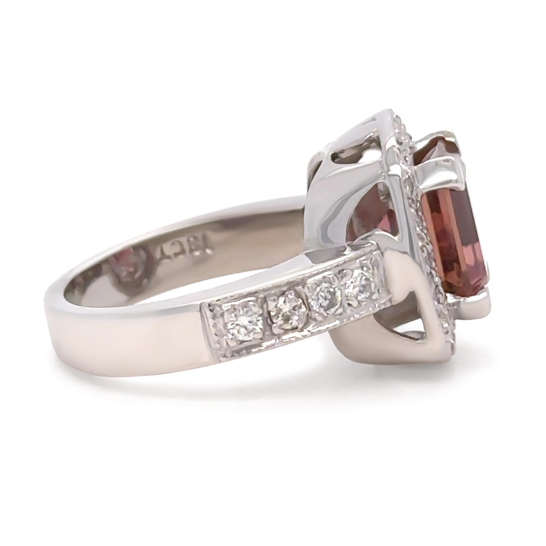 Anillo de Oro Blanco 18ct Turmalina Rosa Oscura y Racimo de Diamantes 5,50ct 14,2g en Excelente estado para la venta en SYDNEY, NSW